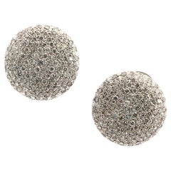 Boucles d
oreilles à bouton en or blanc 18 carats Pavé de diamants ronds