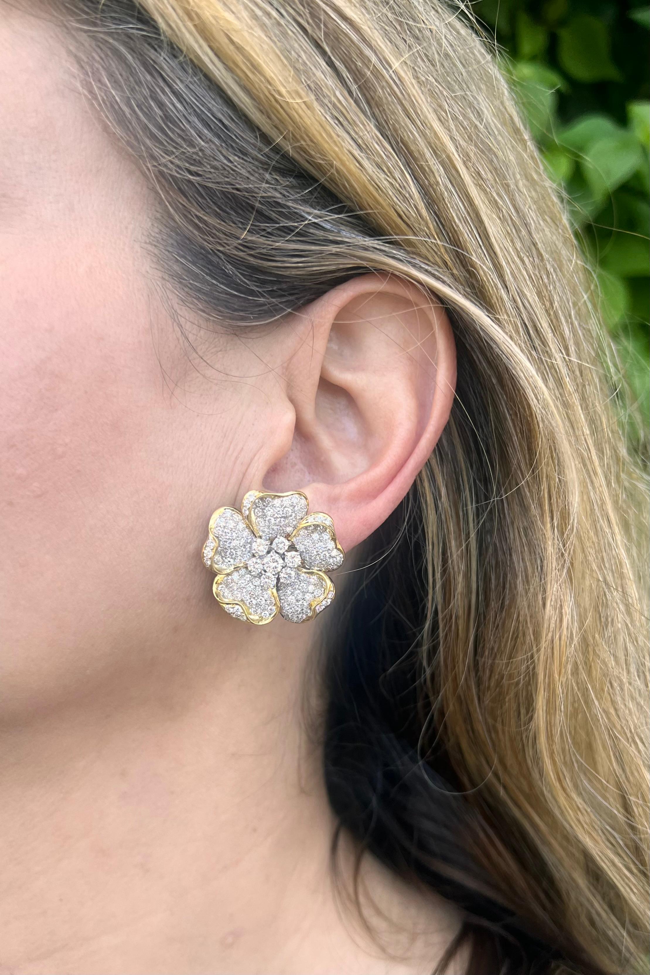 Brilliant Cut Pavé Diamond 18k Gold Flower Earrings