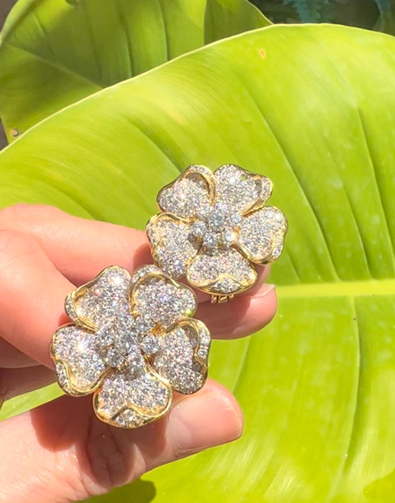 Pavé Diamond 18k Gold Flower Earrings In Excellent Condition In Palm Beach, FL