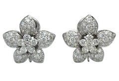 Pendientes grandes con pavé de diamantes y motivo floral 3D en oro blanco de 18 quilates