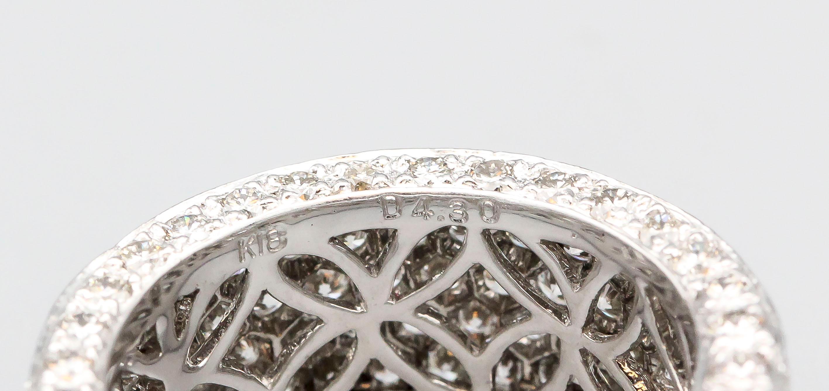 Eternity-Ring aus 18 Karat Weißgold mit Pave-Diamant 4.3 Karat im Zustand „Hervorragend“ im Angebot in New York, NY