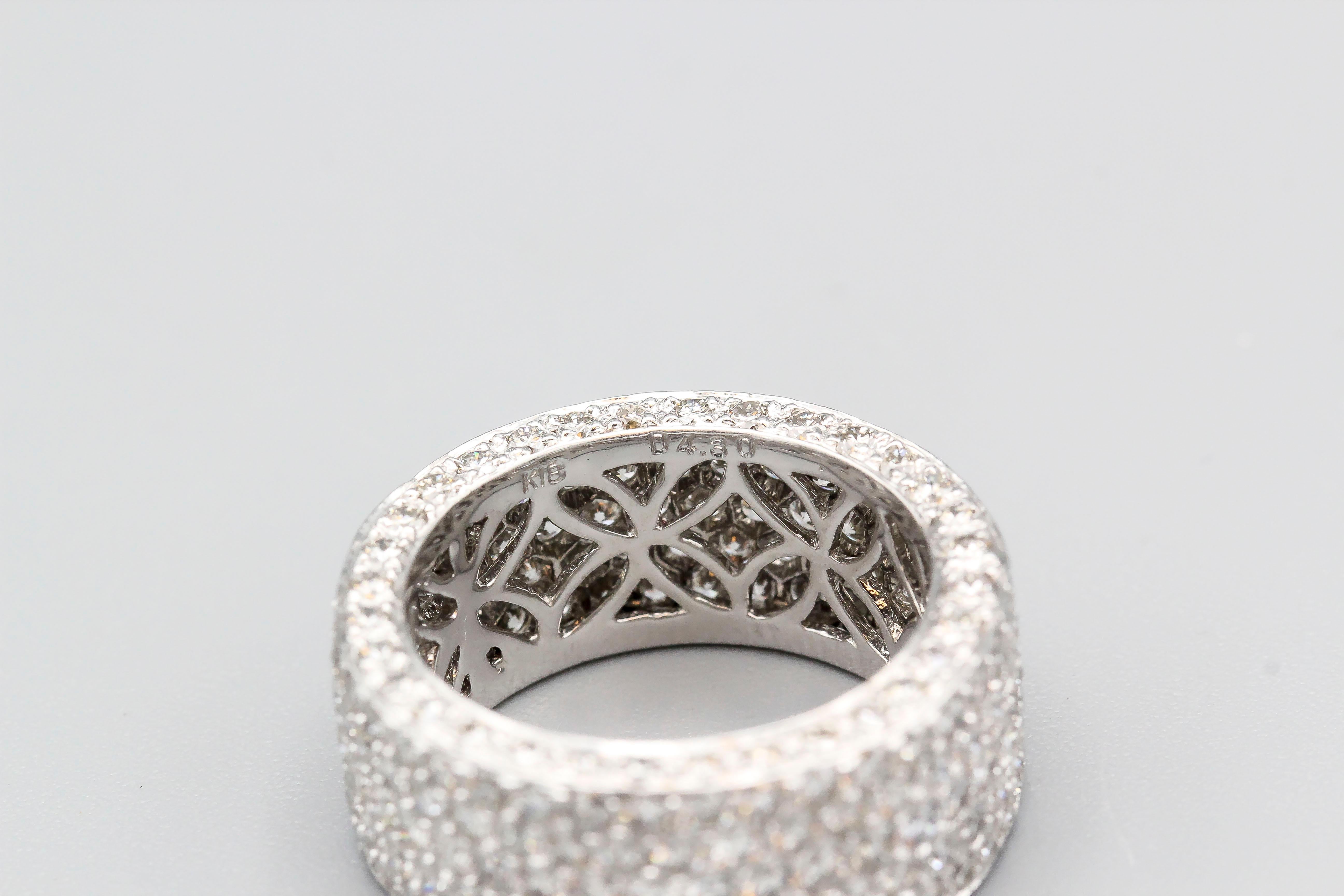 Eternity-Ring aus 18 Karat Weißgold mit Pave-Diamant 4.3 Karat für Damen oder Herren im Angebot