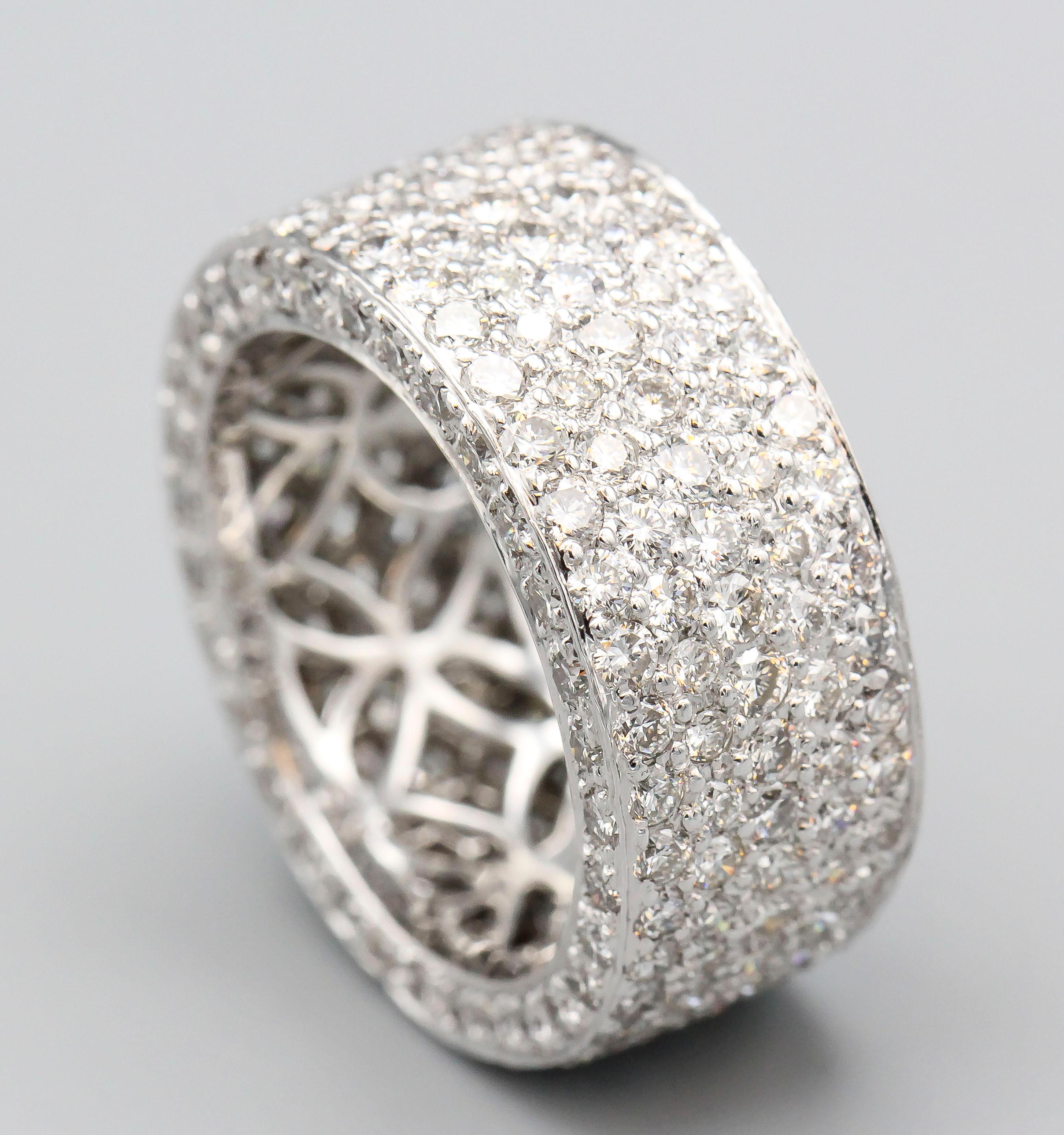 Eternity-Ring aus 18 Karat Weißgold mit Pave-Diamant 4.3 Karat im Angebot 1
