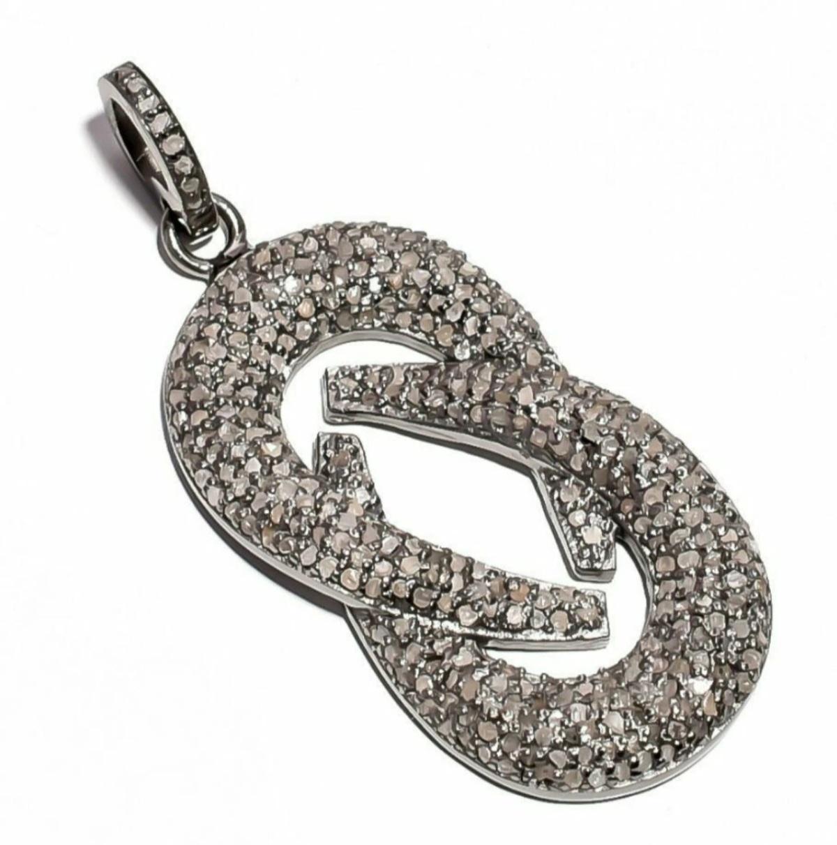 Pave Diamond Pendentif en argent sterling 925 à motif antique Pendentif en diamant naturel.

Poids total en carats
0,75 ctw - 0,99 ctw
Style
Médaillon, Pendentif
Métal de base
Argenterie sterling
Matériau
Argent 925, diamant naturel
Taille
35x17mm