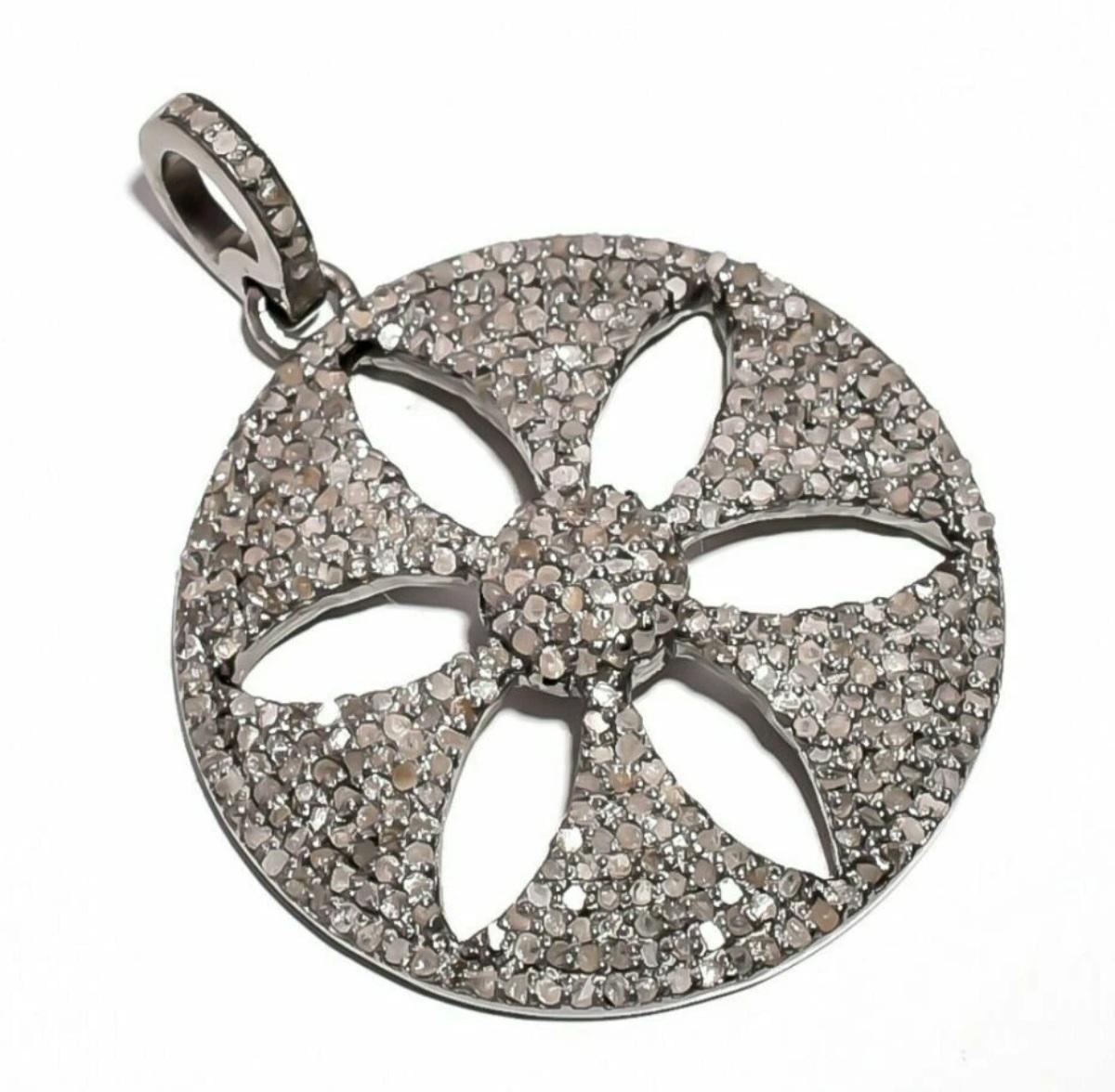 Colgante de plata de ley 925 con diseño de filigrana y diamantes pavé Suministro de joyas. Art Decó en venta