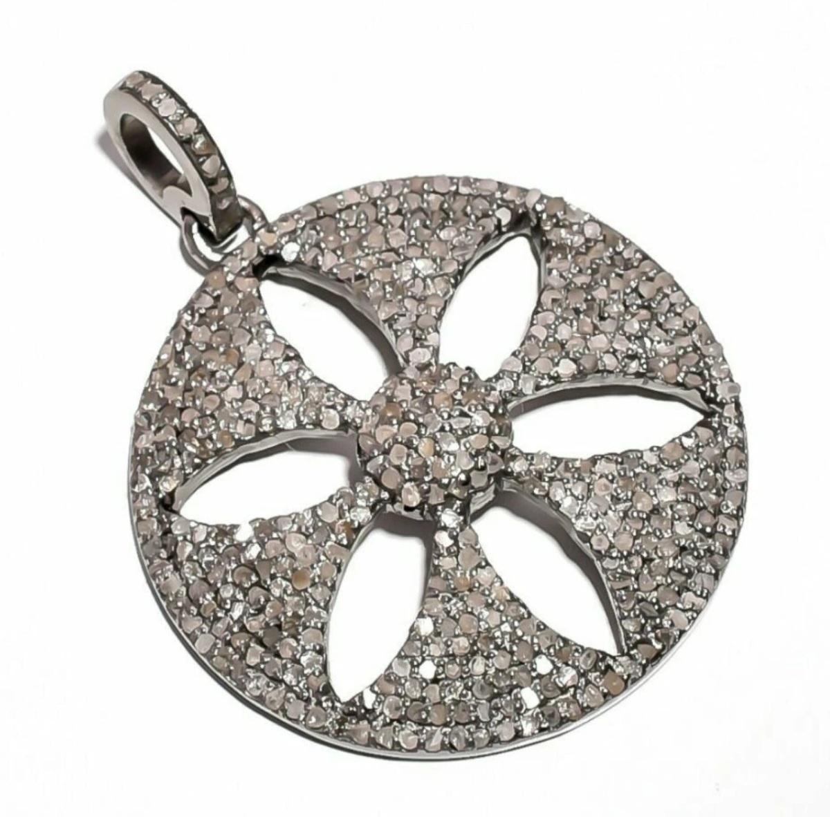 Colgante de plata de ley 925 con diseño de filigrana y diamantes pavé Suministro de joyas. Corte redondo en venta