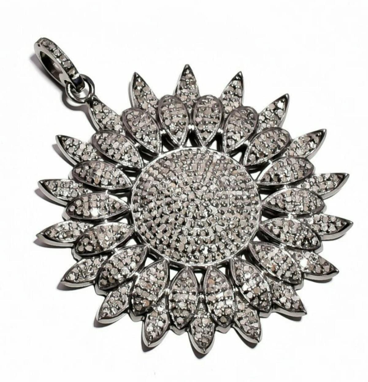 Ciondolo con pavé di diamanti in argento 925 Ciondolo a forma di fiore in stile vittoriano Regalo

Peso totale dei carati
0,75 ctw - 0,99 ctw
Stile
Ciondolo, medaglione
Metallo di base
Argento
Materiale
Argento 925, diamante naturale
Tipo di