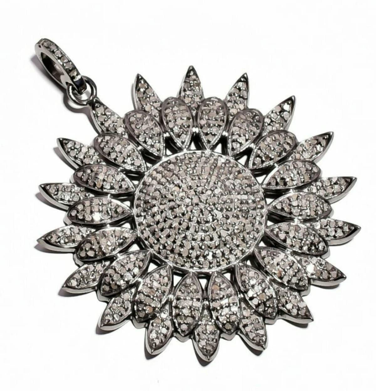 Ciondolo con pavé di diamanti in argento 925 Ciondolo a forma di fiore in stile vittoriano Regalo in vendita 1
