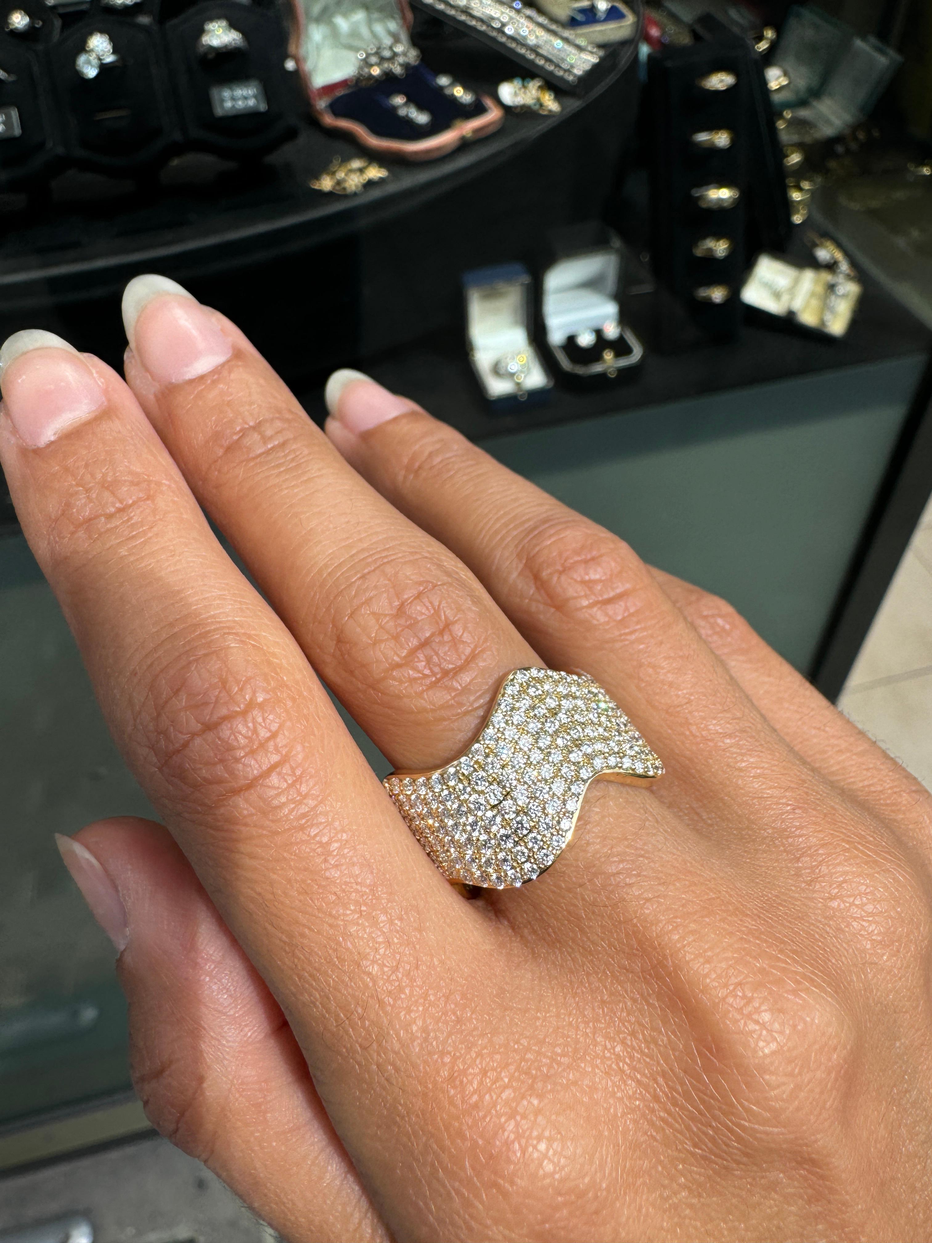 Pavé-Diamant und 18 Karat Gelbgold Wave Style Wide Band Ring (Brillantschliff) im Angebot