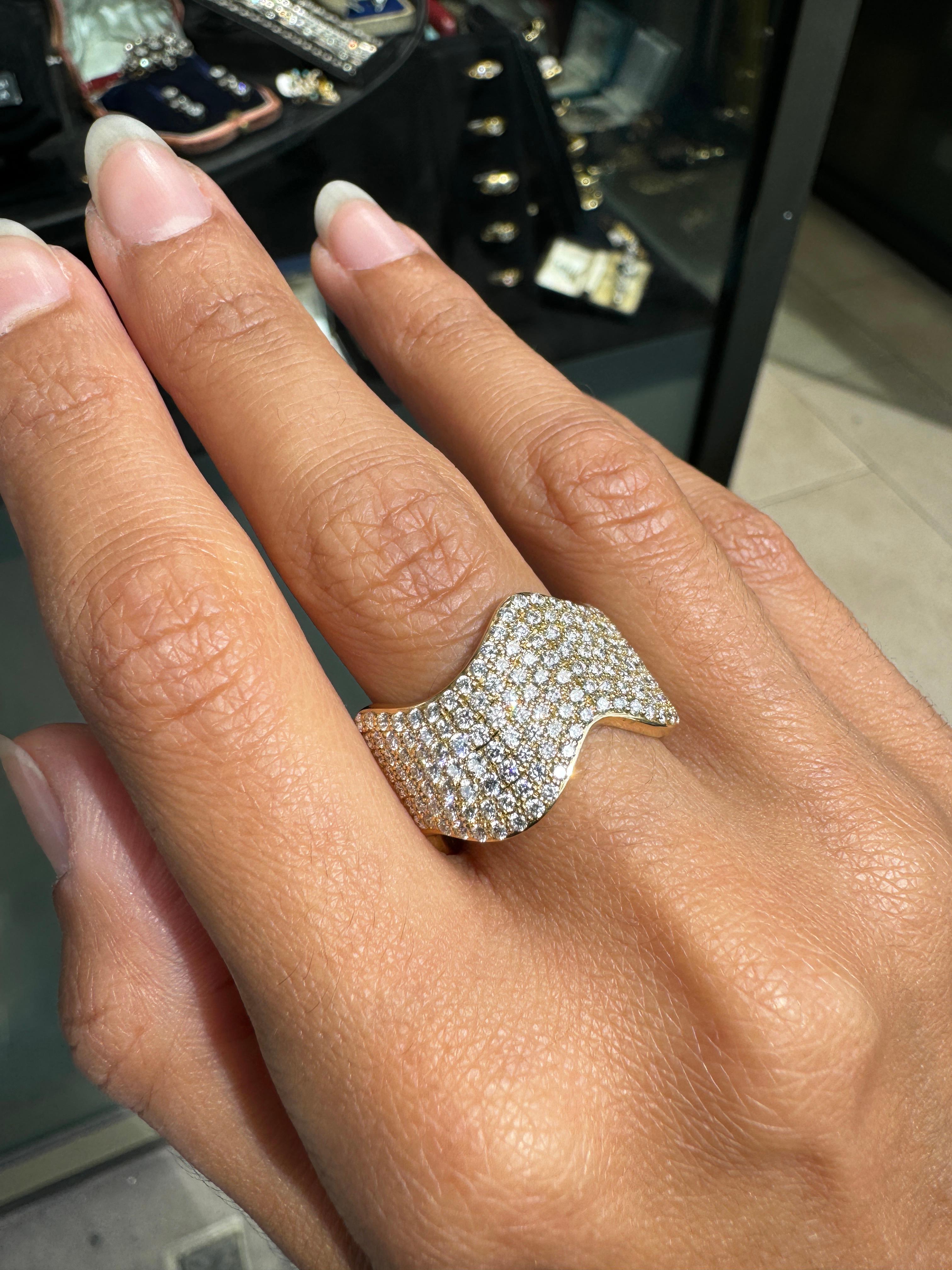 Pavé-Diamant und 18 Karat Gelbgold Wave Style Wide Band Ring im Zustand „Hervorragend“ im Angebot in London, GB