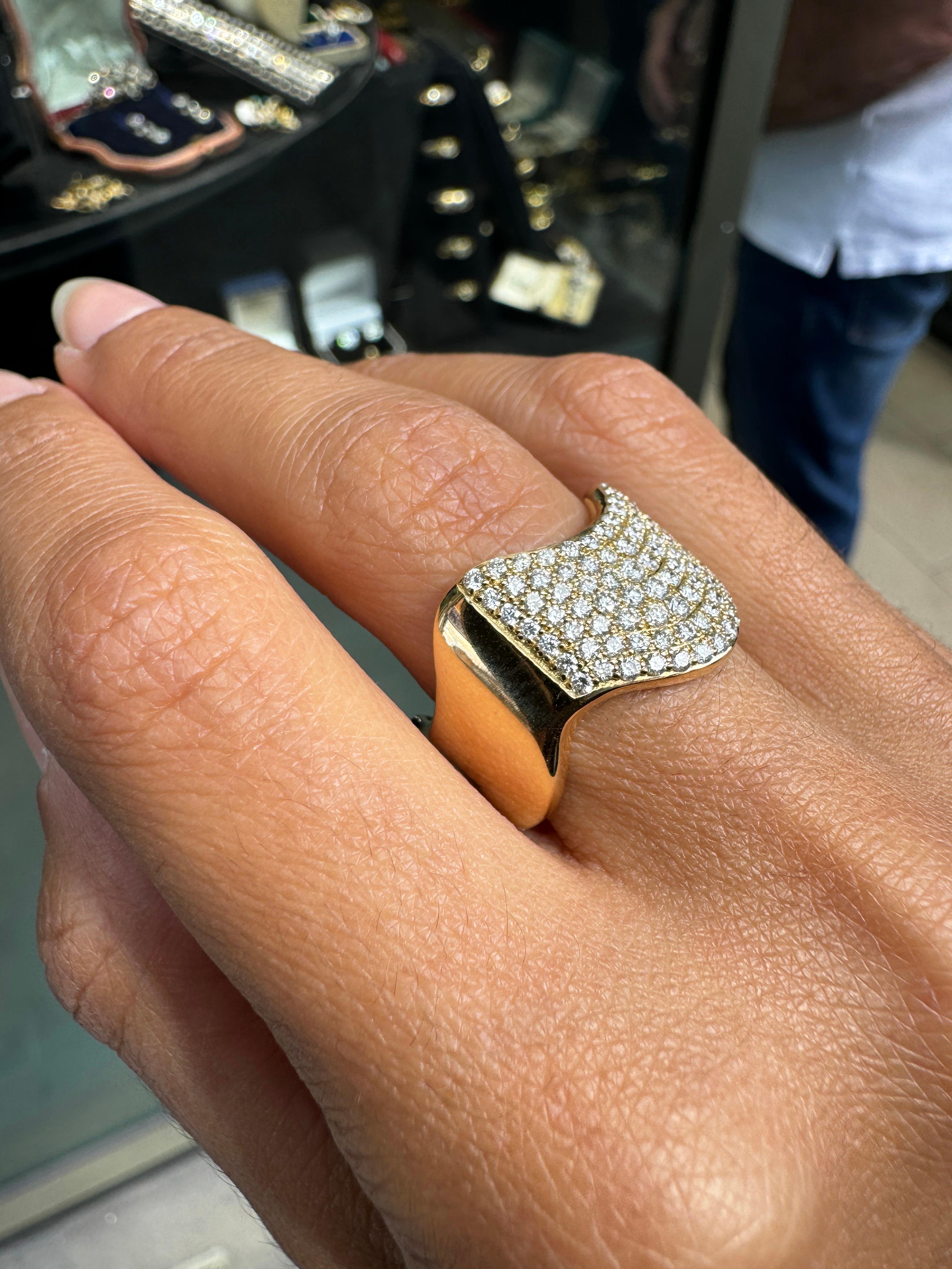 Pavé-Diamant und 18 Karat Gelbgold Wave Style Wide Band Ring Damen im Angebot