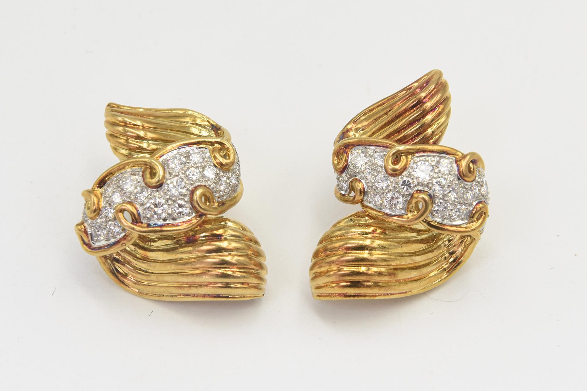 Pave Diamond and Gold Fluted Ribbon Earrings In Good Condition For Sale In Miami Beach, FL