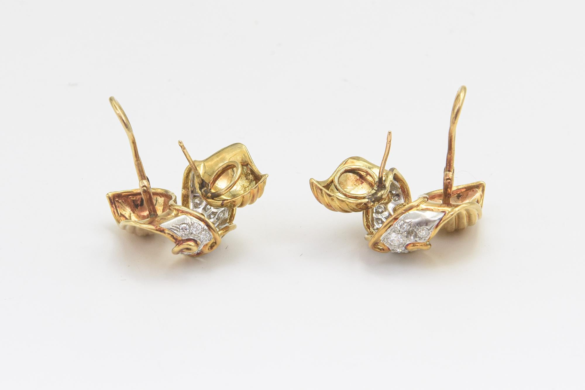 Pave Diamond and Gold Fluted Ribbon Earrings For Sale 3