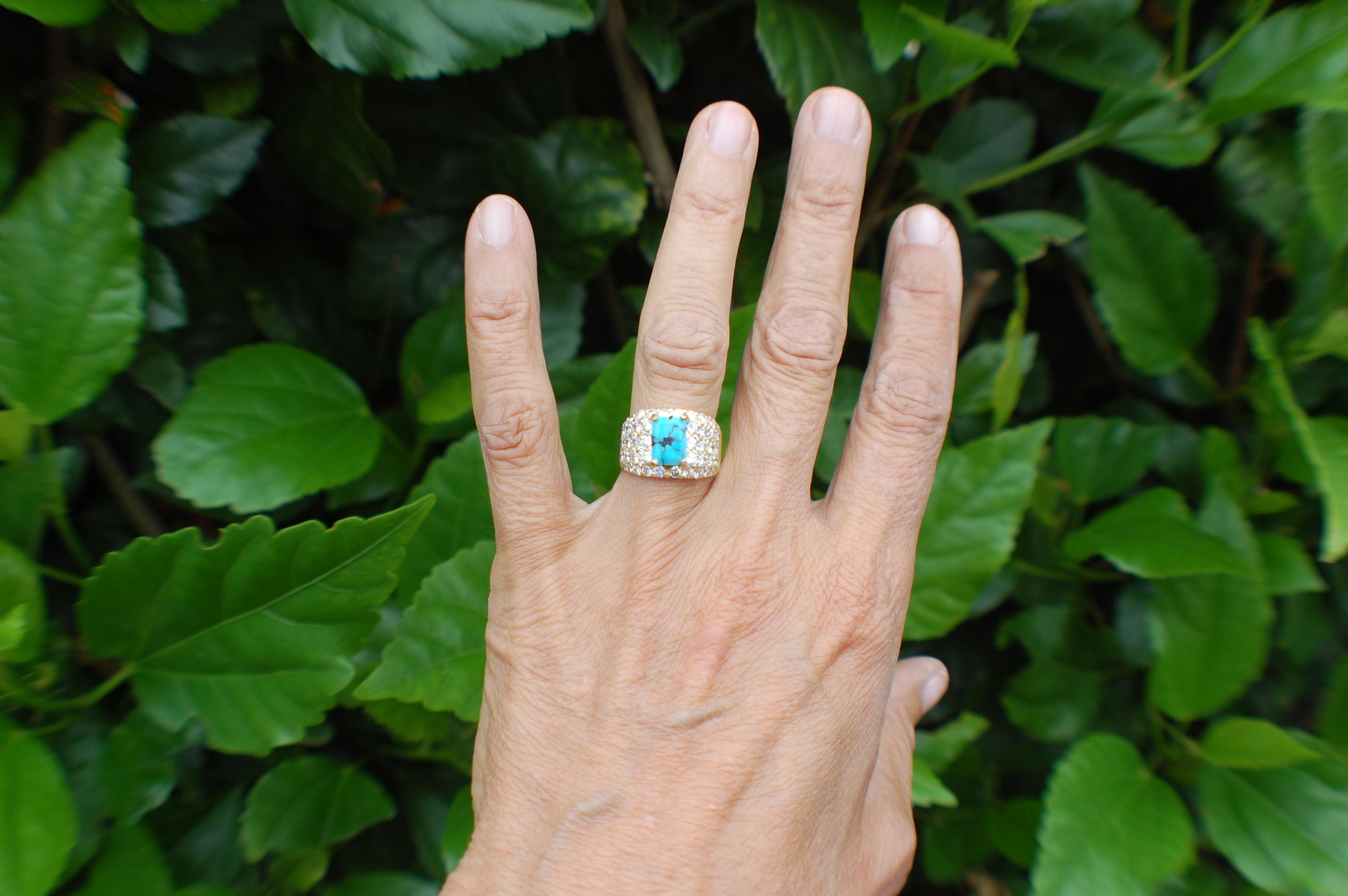 Contemporaneo Anello a fascia larga con diamante turchese da 2,50 carati Qualità VS 18 carati in vendita