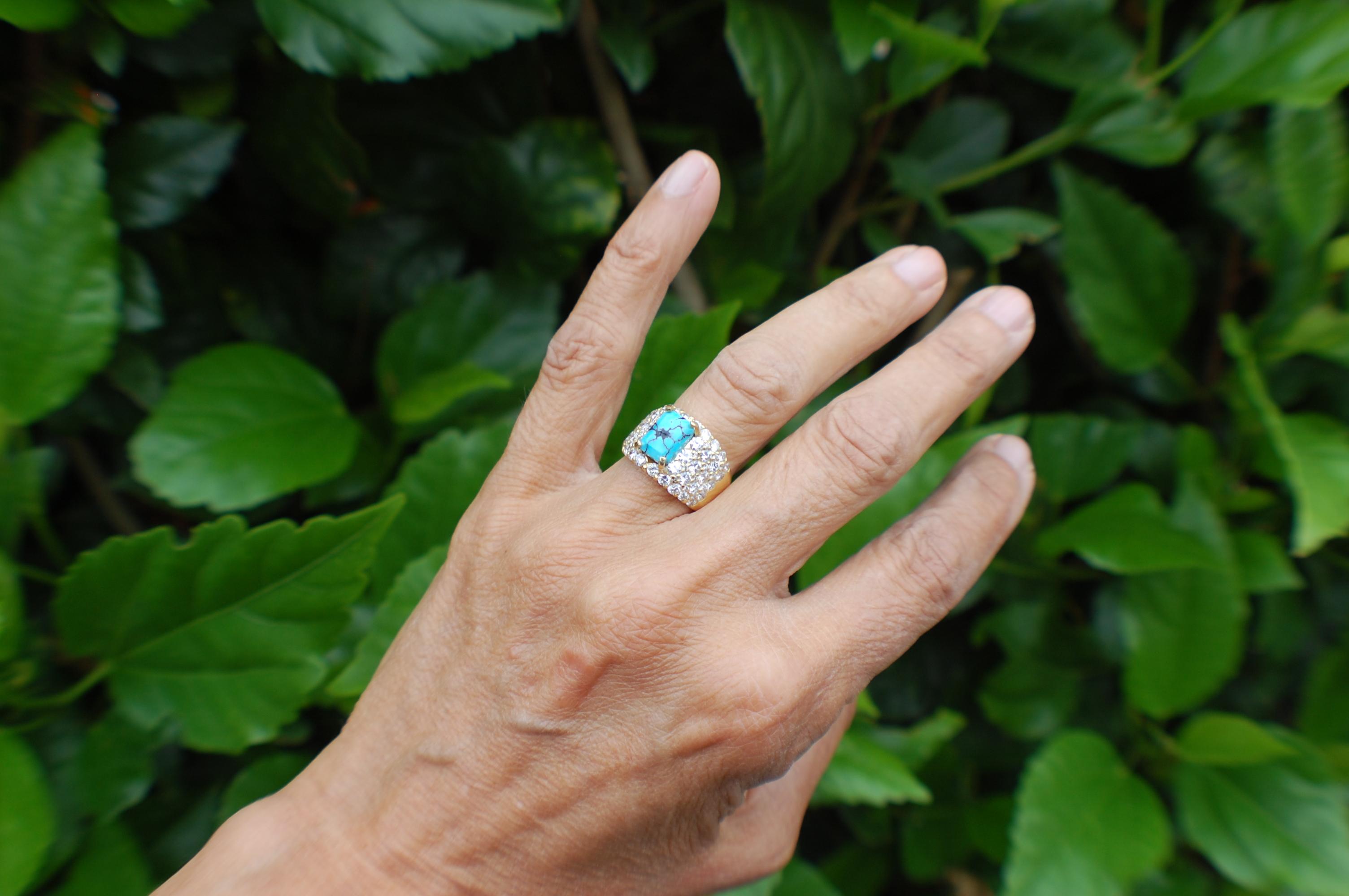 Taglio smeraldo Anello a fascia larga con diamante turchese da 2,50 carati Qualità VS 18 carati in vendita