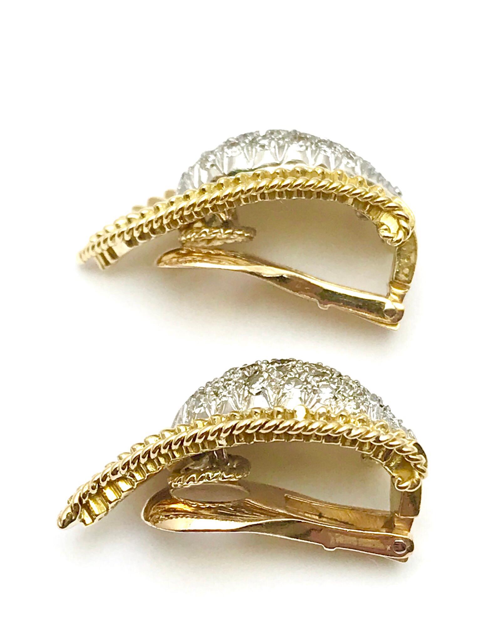 Une paire de boucles d'oreilles à clip en diamant pavé et feuille en or jaune 18 carats.  Conçu avec un centre en diamant pavé, entouré d'or texturé avec un bord en corde.  Il y a 40 diamants ronds à facettes pour un poids total de 0,90 carats.  Les
