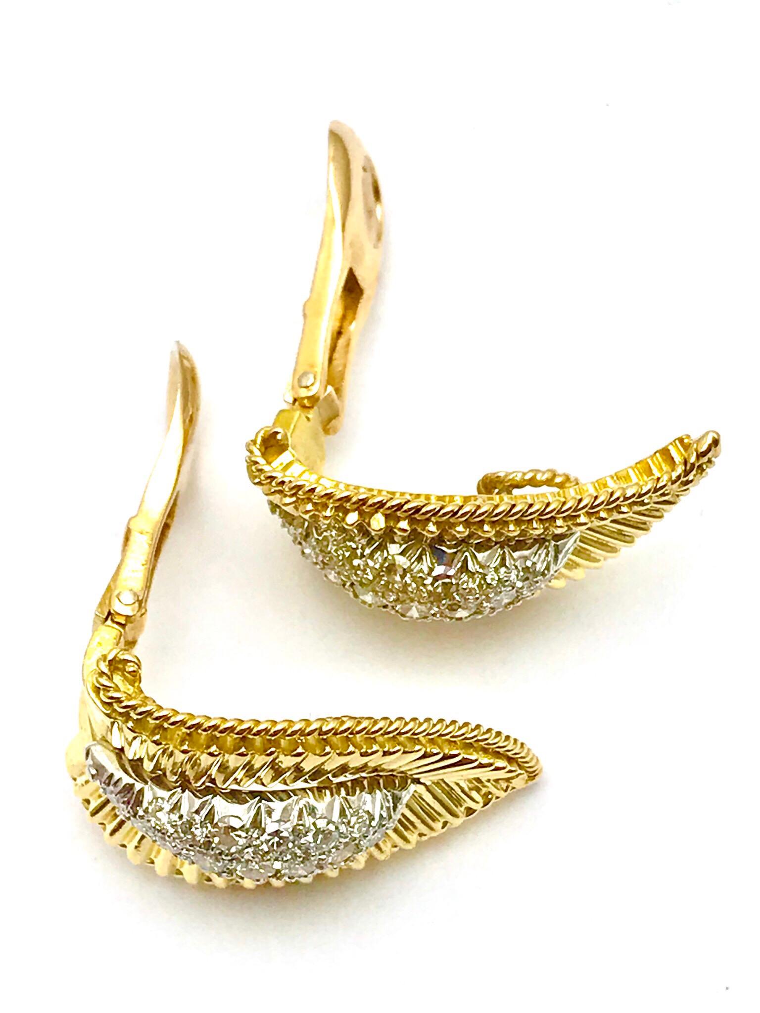 Clips d'oreilles feuille en or jaune et pavé de diamants Excellent état - En vente à Chevy Chase, MD