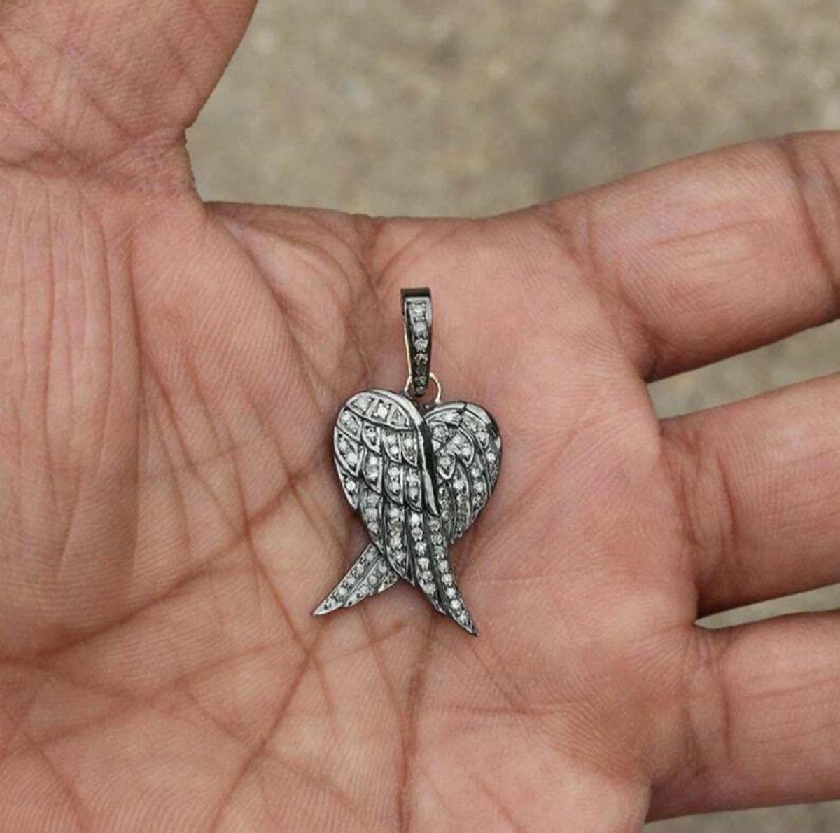 Ciondolo a forma di ala di angelo con diamante Pave Ciondolo a forma di ala di angelo con diamante Regalo di Natale. in vendita 1