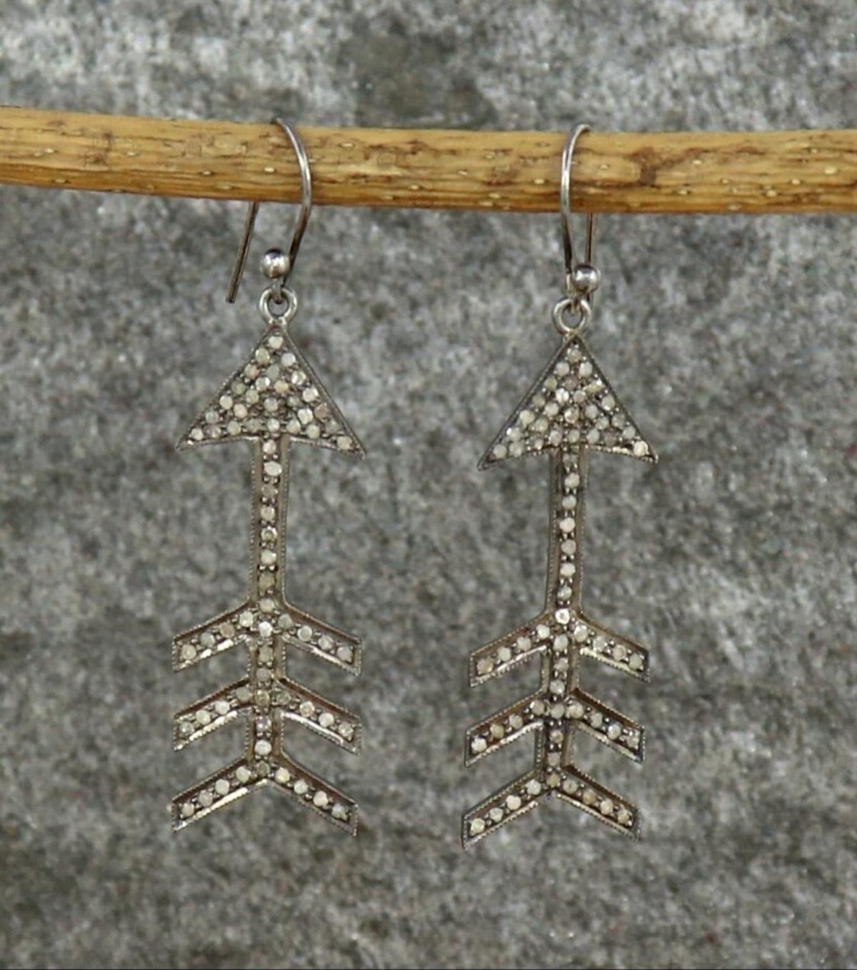 Pave Diamond Arrow Ohrring 925 Silber Diamant Vintage Ohrring Geburtstag Charme.

Metallkern
Sterling Silber, 925 Teile pro 1000
Diamant Gewicht
1,40 Karat Ungefähr
Metall
Sterlingsilber
Form des Hauptsteins
Rund
Größe
14x53mm