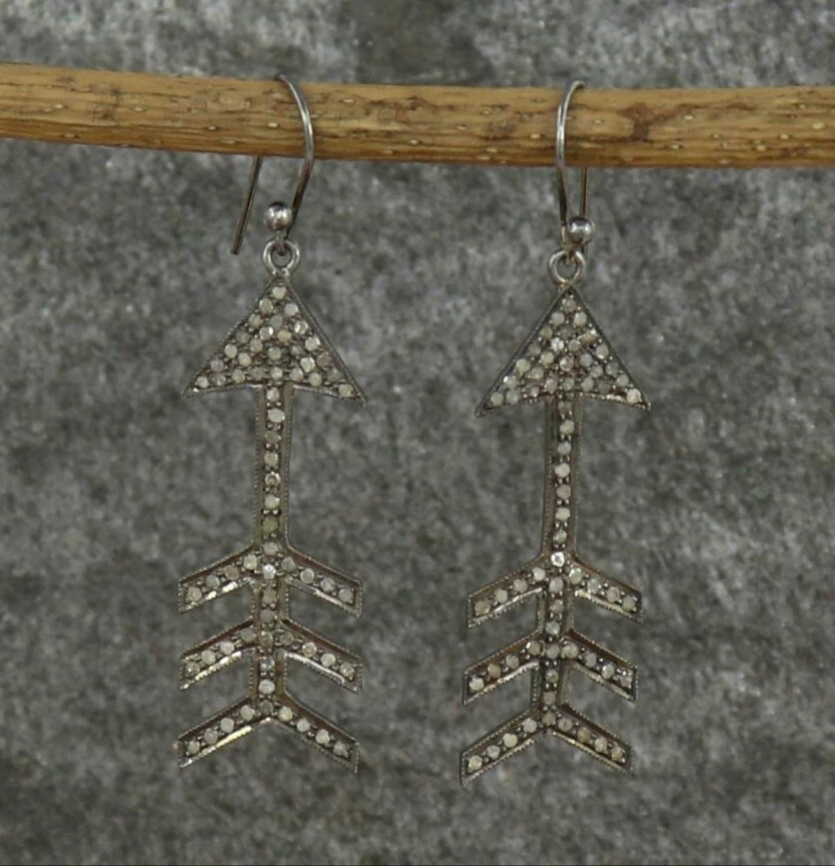 Pave Diamond Arrow Ohrring 925 Silber Diamant Vintage Ohrring Geburtstag Charme. (Art déco) im Angebot