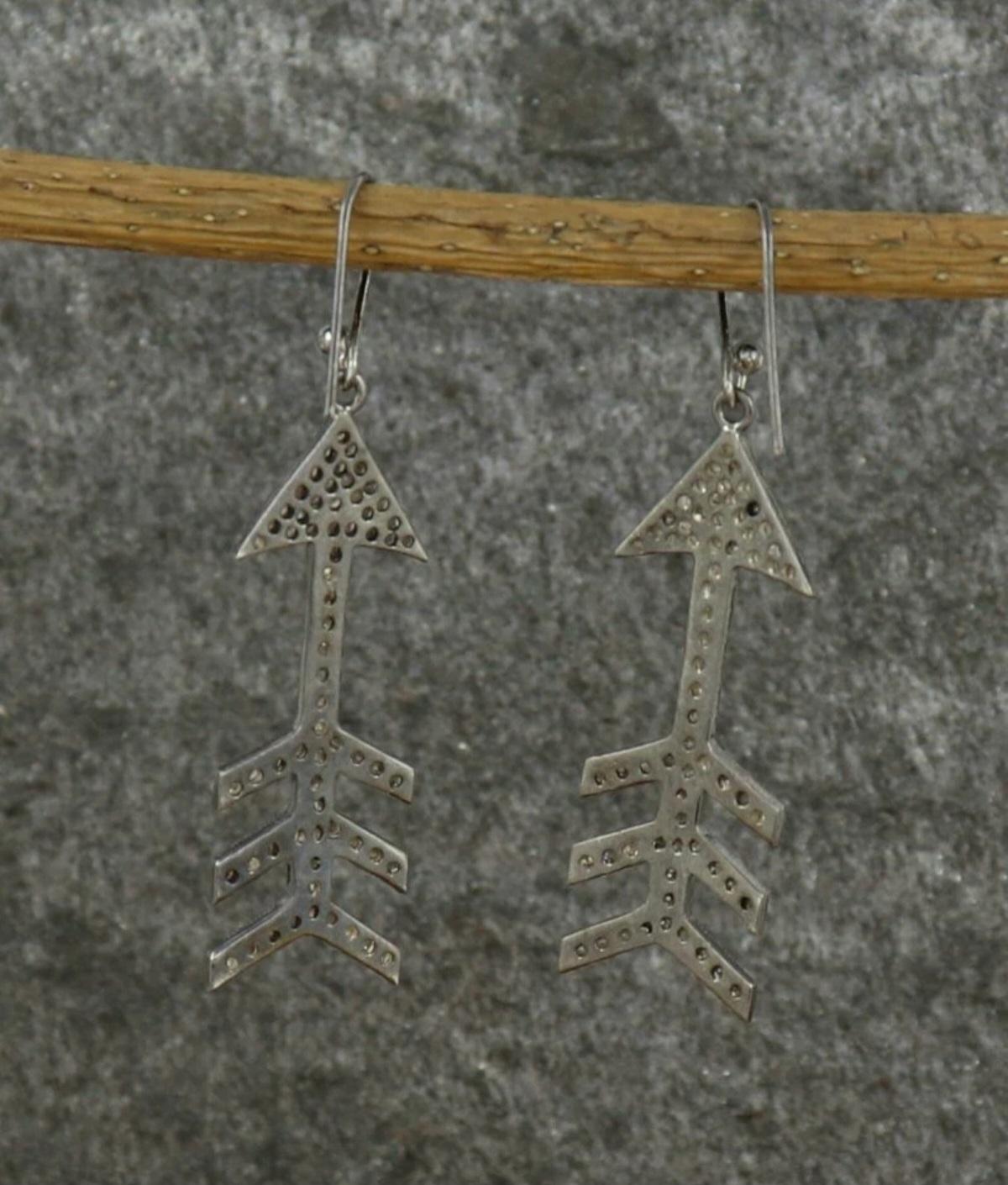 Pave Diamond Arrow Ohrring 925 Silber Diamant Vintage Ohrring Geburtstag Charme. im Zustand „Neu“ im Angebot in Chicago, IL