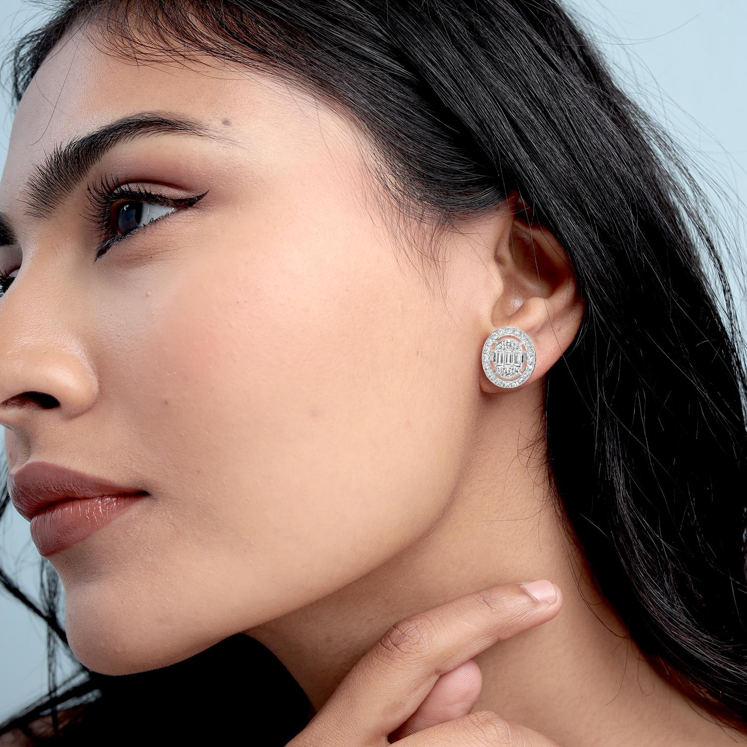 Mélange moderne de textures, ces boucles d'oreilles minimales associent des diamants pavés et des diamants taille baguette pour créer un look épuré et géométrique. Réalisées en or blanc 18 carats, elles offrent un équilibre raffiné entre l'éclat