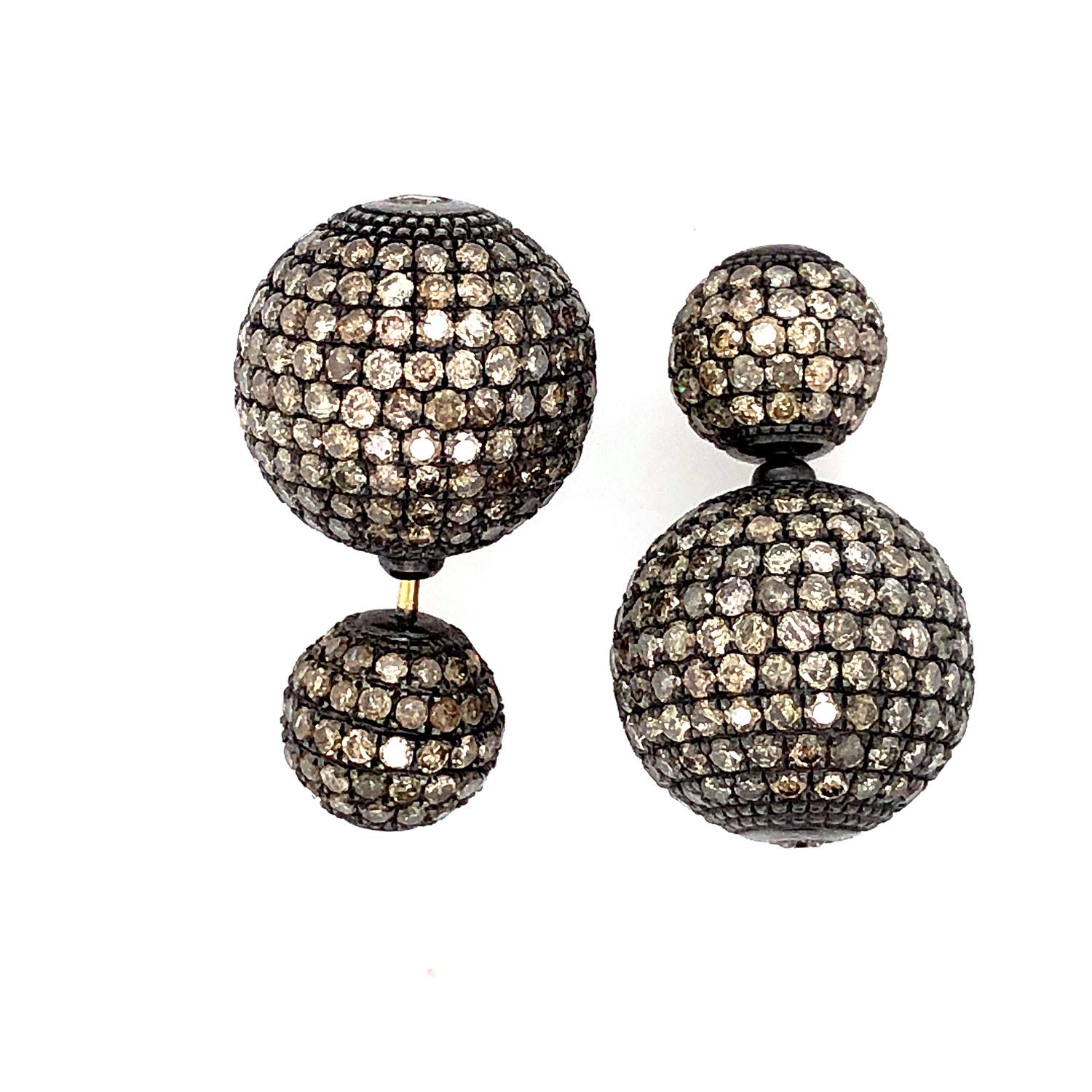 Taglio misto Orecchini a tunnel con pavé di diamanti in oro 18k e argento in vendita