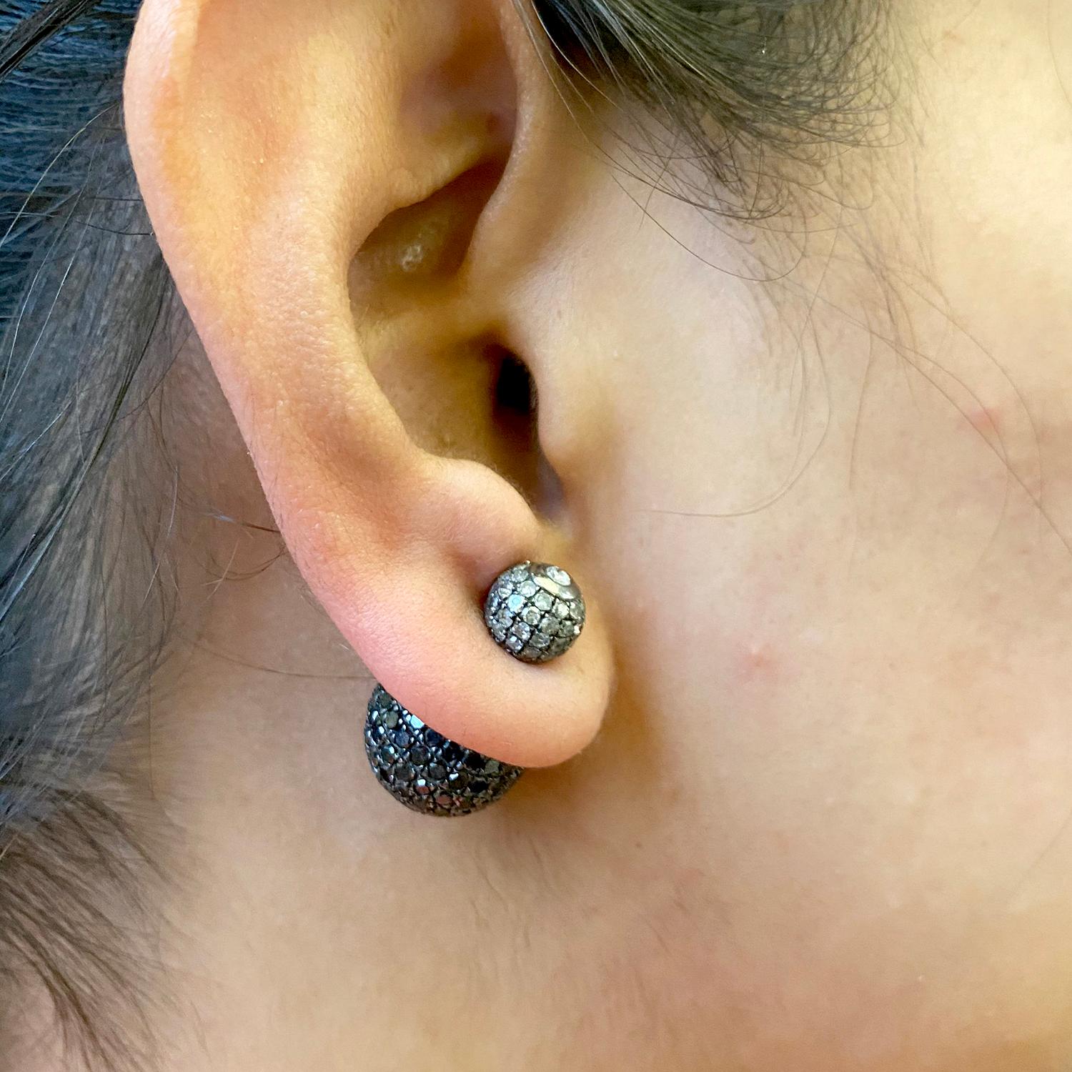 18kt: 2,13g,
Diamante:8,06ct,
Argento:7,32g
Dimensioni: 8-14 MM
