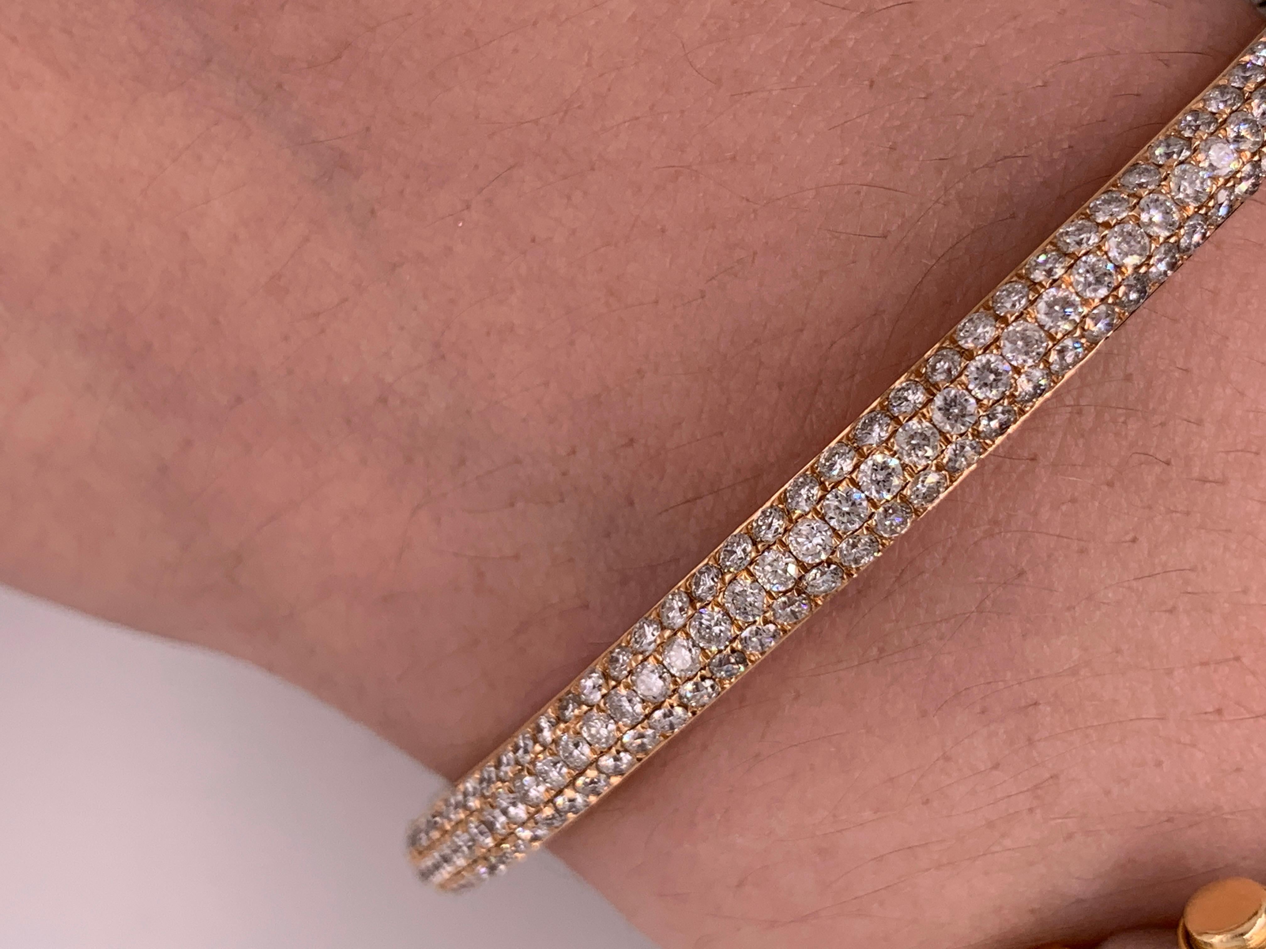 Taille ronde Bracelet jonc en or rose avec diamants pavés en vente