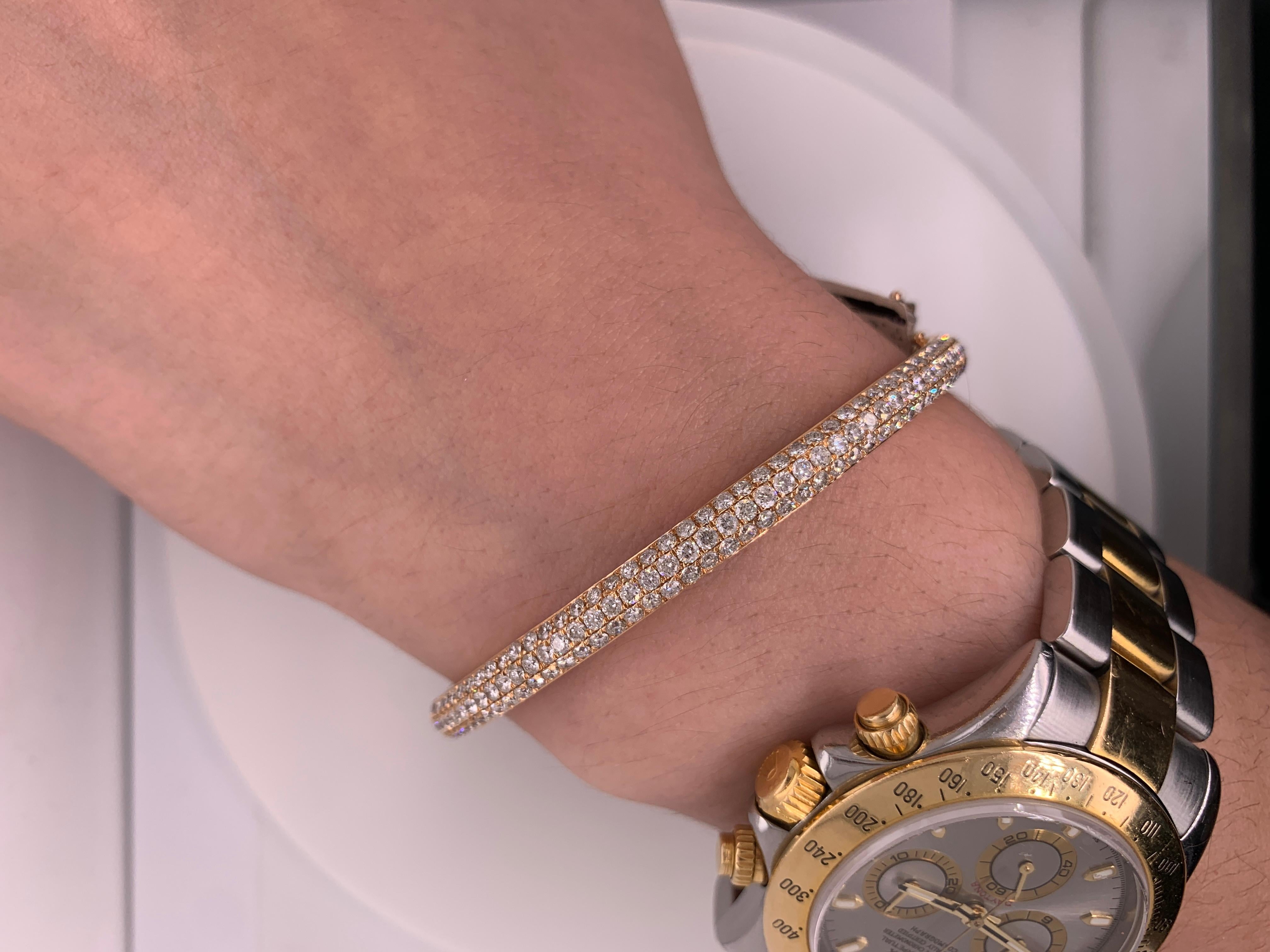 Bracelet jonc en or rose avec diamants pavés Neuf - En vente à New York, NY