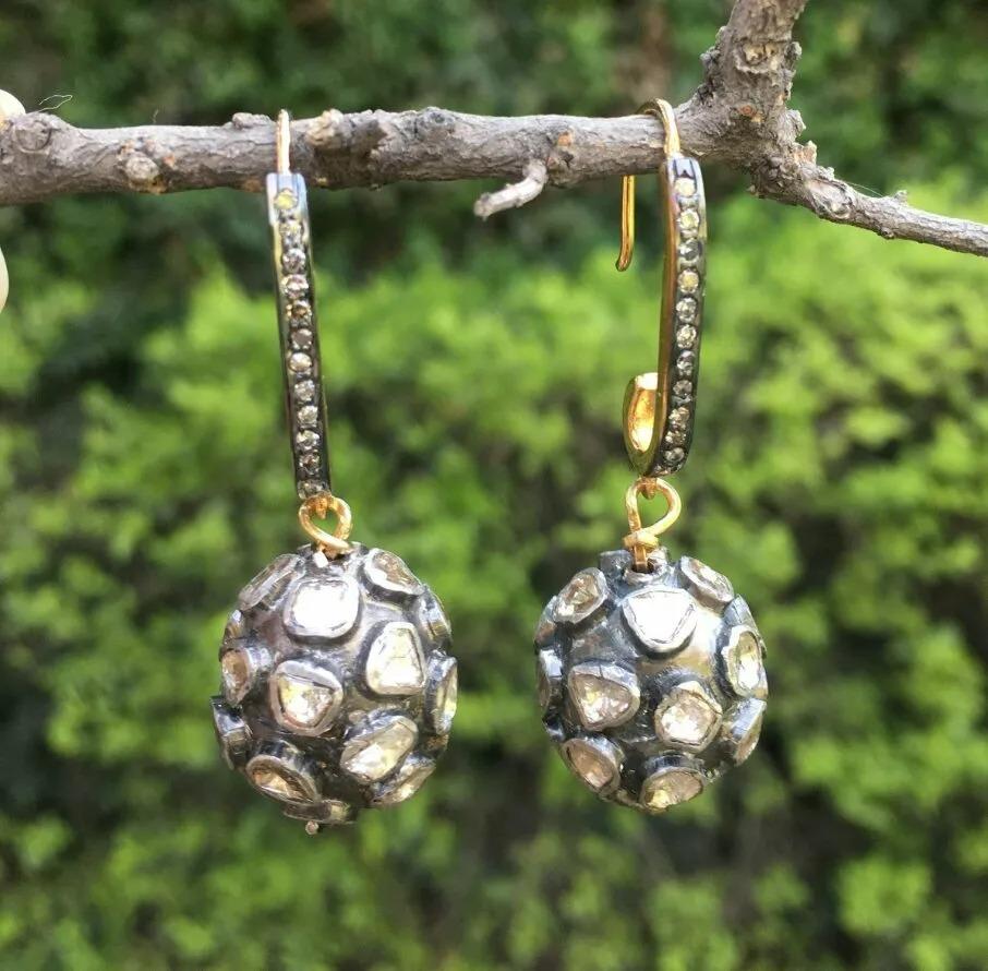 Taille ronde Boucles d'oreilles pendantes en or 14k et argent 925 avec perles de diamant pavées en vente