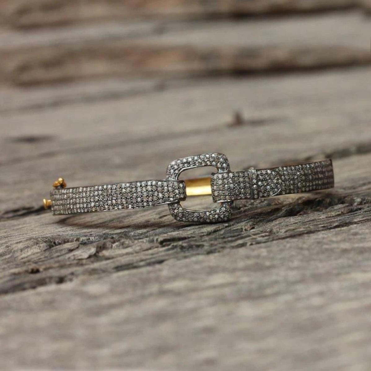 Bracciale a tema cintura con pavé di diamanti Bracciali con diamanti in argento 925 in vendita 1