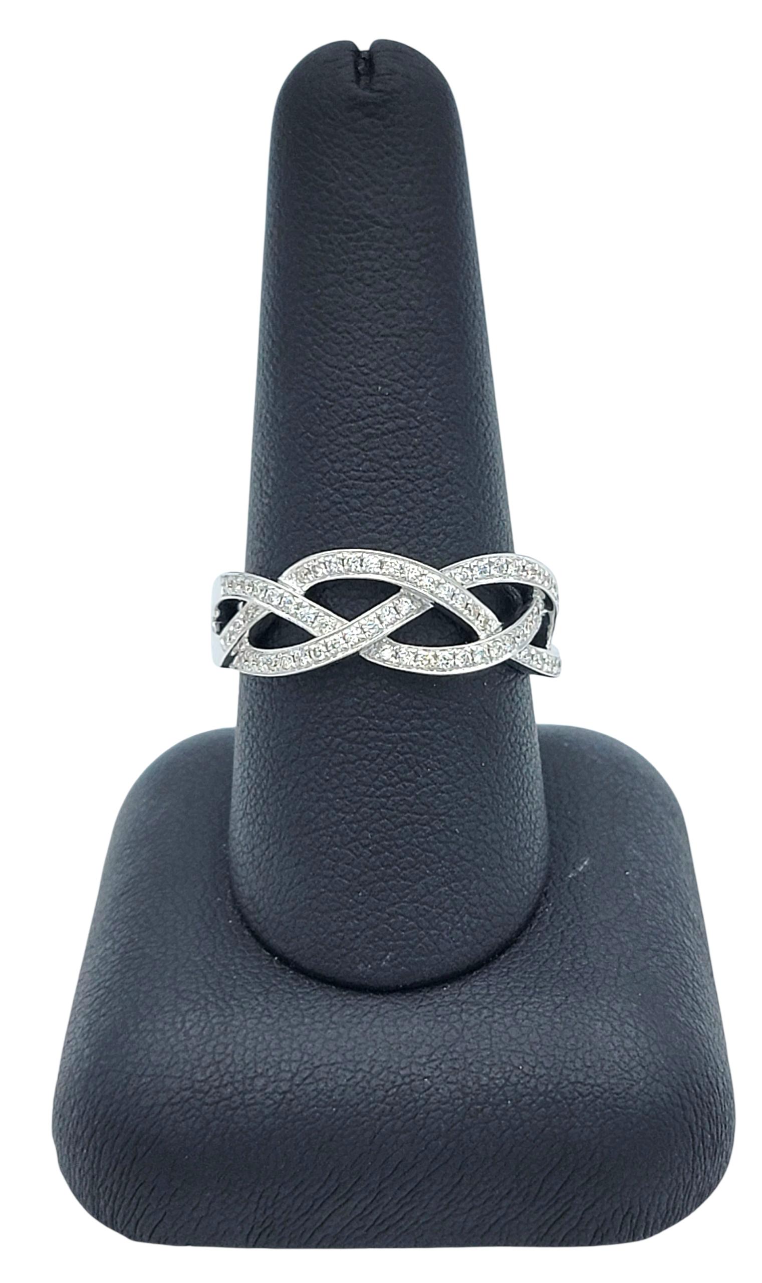 Anello a fascia con motivo intrecciato di diamanti pavé in oro bianco lucido 18 carati in vendita 4