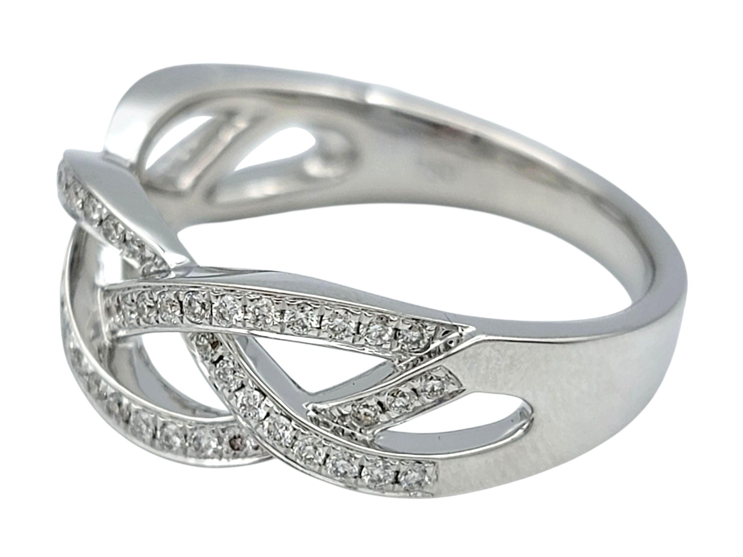 Anello a fascia con motivo intrecciato di diamanti pavé in oro bianco lucido 18 carati In condizioni buone in vendita a Scottsdale, AZ