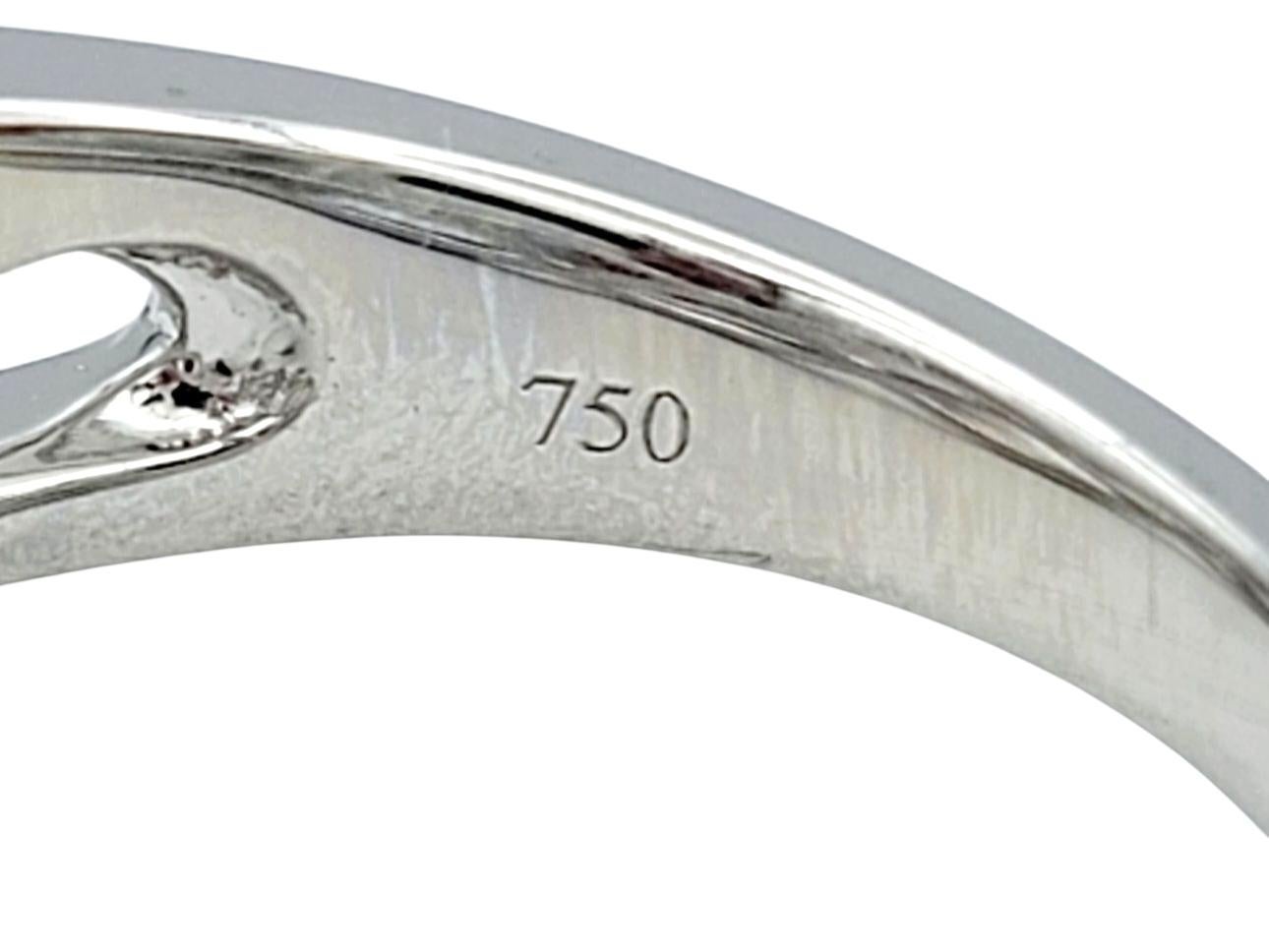 Anello a fascia con motivo intrecciato di diamanti pavé in oro bianco lucido 18 carati in vendita 1