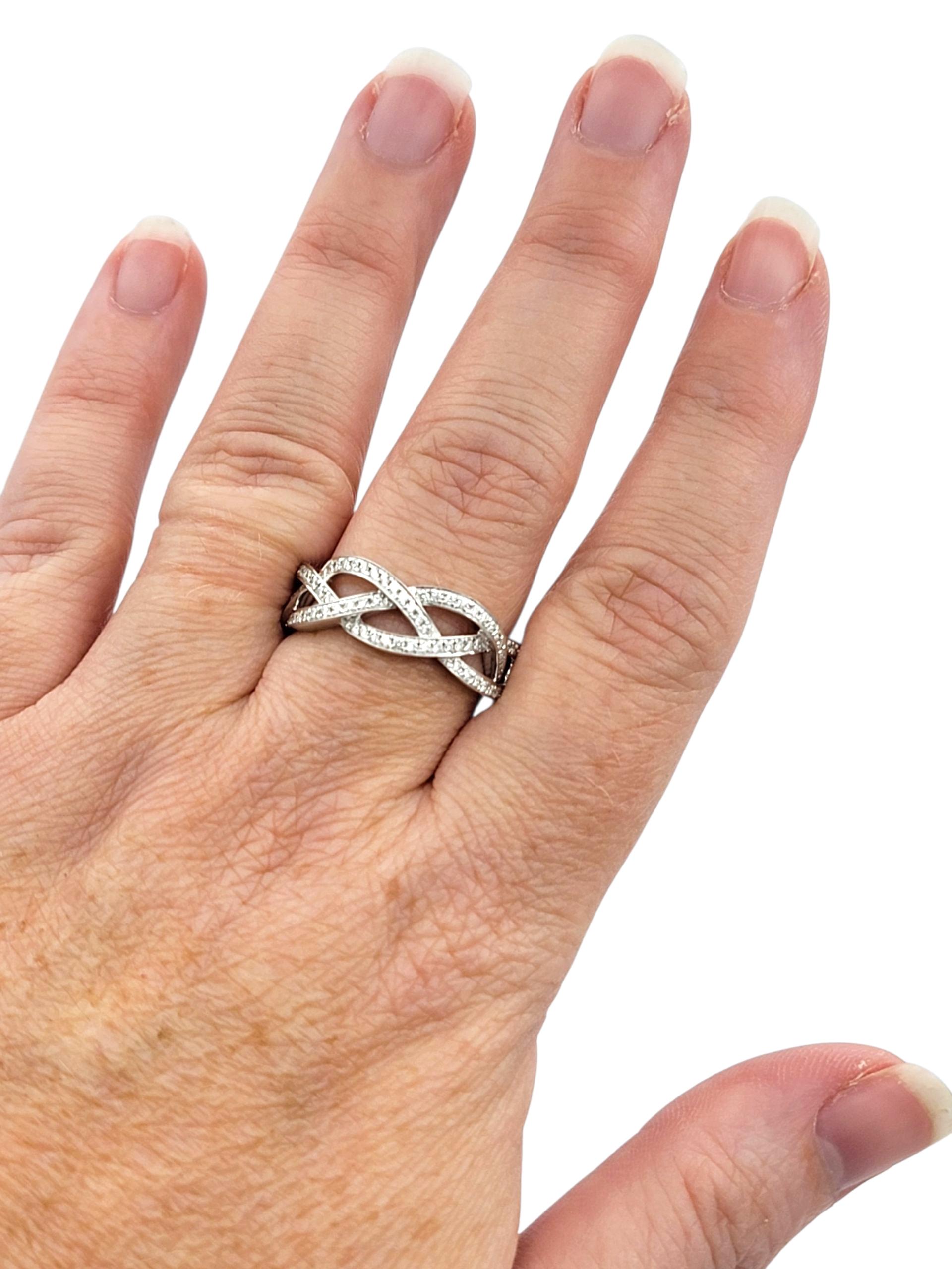 Anello a fascia con motivo intrecciato di diamanti pavé in oro bianco lucido 18 carati in vendita 2