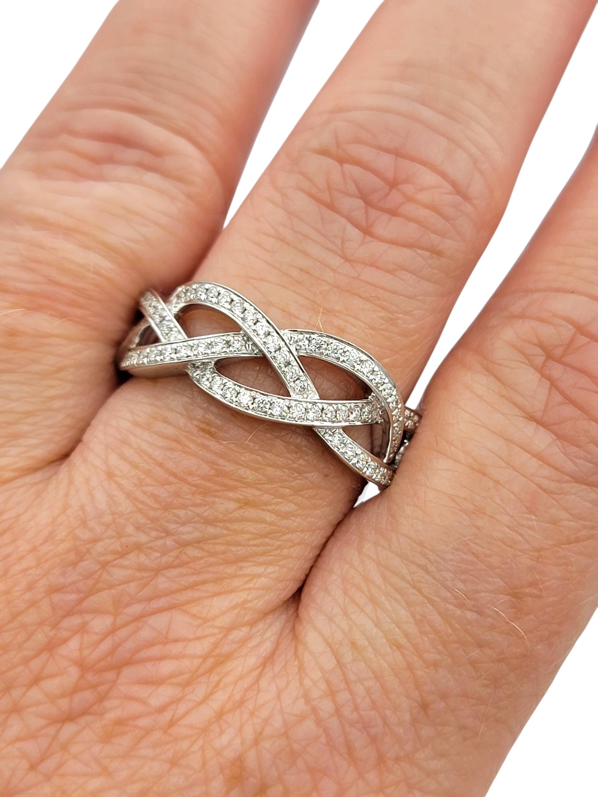 Anello a fascia con motivo intrecciato di diamanti pavé in oro bianco lucido 18 carati in vendita 3