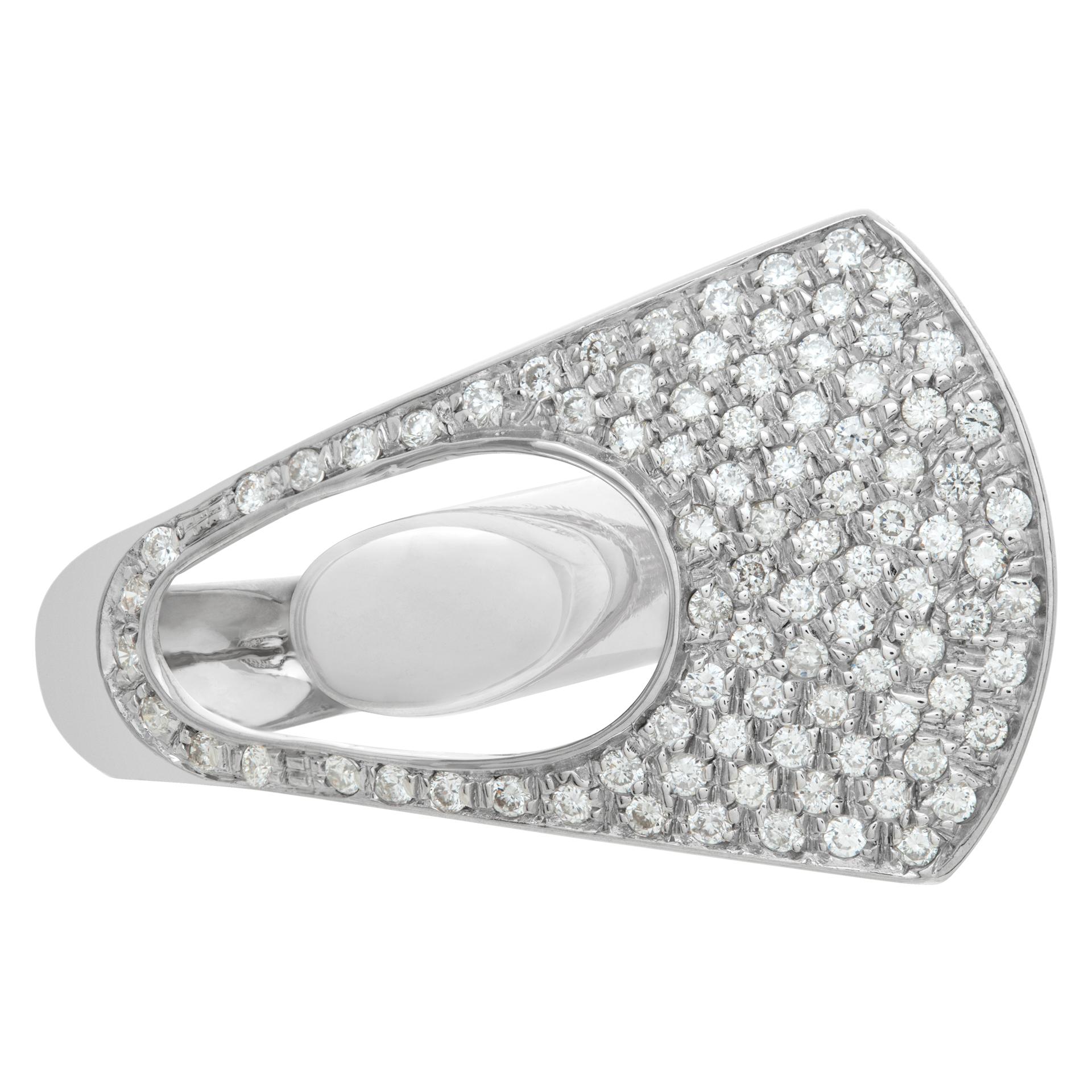 Bague bypass en or blanc 18 carats avec plus de 1.00 carat de diamants ronds taille brillant, estimation : Couleur G-H, clarté VS-SI. cette bague en diamant est actuellement en taille 9.5 et certains articles peuvent être ajustés vers le haut ou