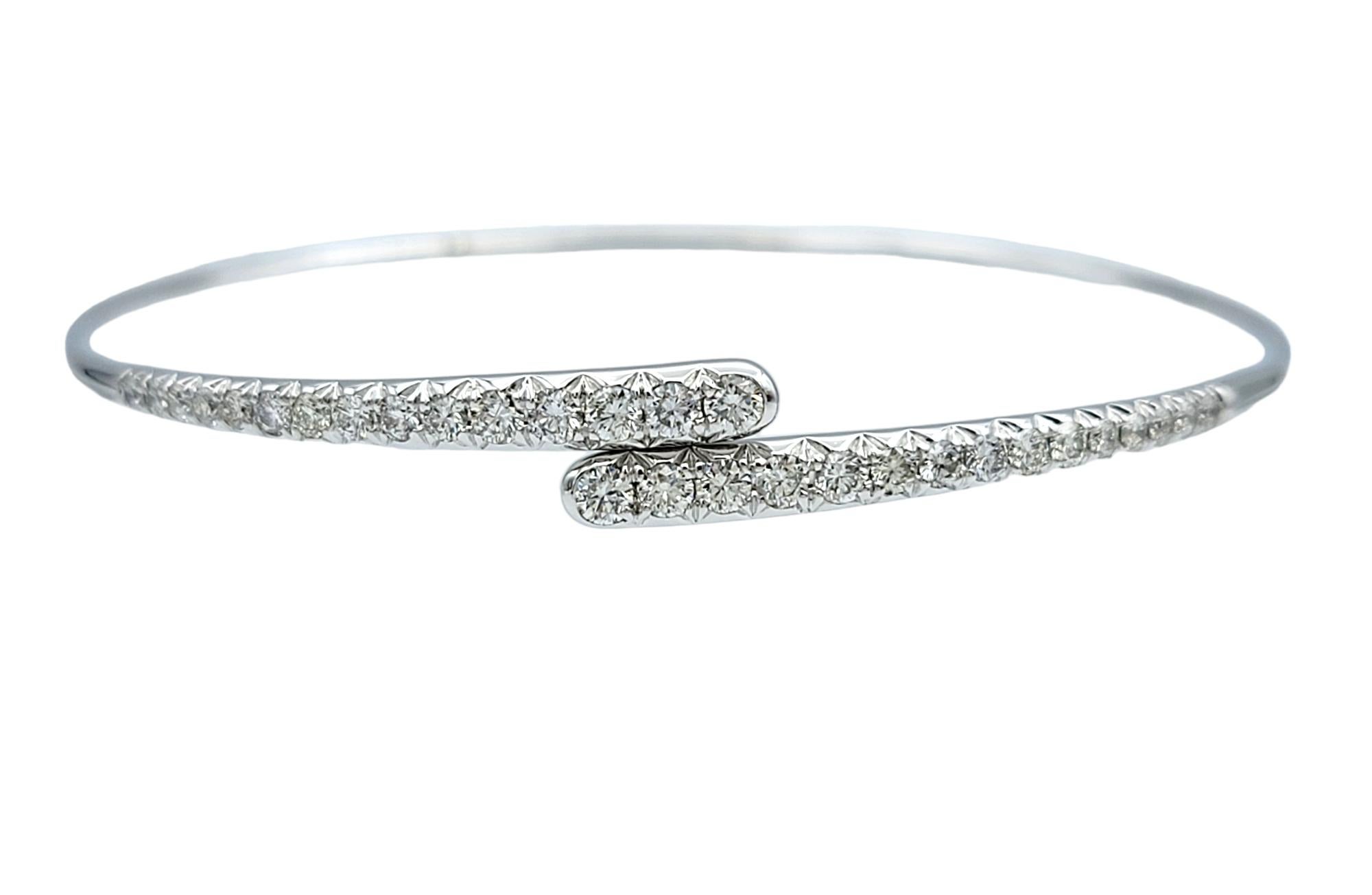 La circonférence intérieure de ce bracelet mesure 7 pouces et s'adaptera confortablement à un poignet de 6,75 pouces. 

Ce magnifique bracelet manchette de style bypass en diamants pavés est exquisément serti en or blanc 18 carats. Cette pièce