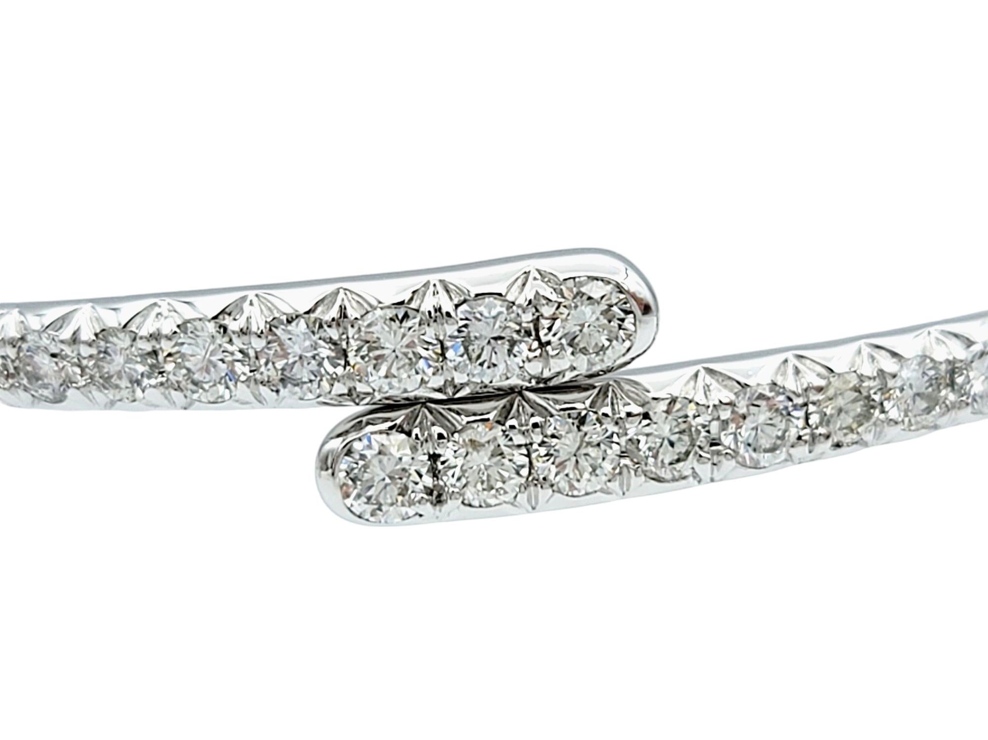 Contemporain Bracelet manchette étroite en or blanc 18 carats avec pavé de diamants Bypass en vente