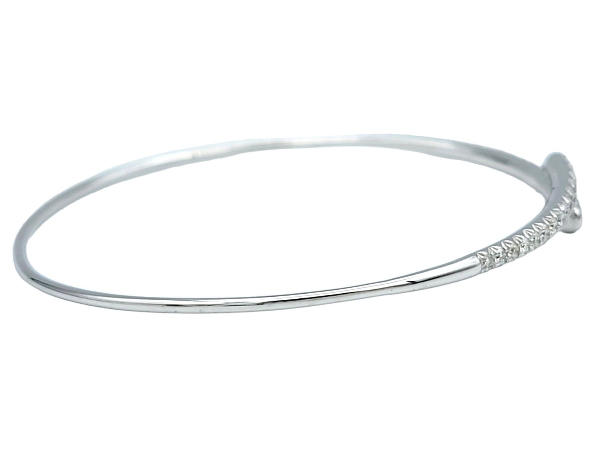 Taille ronde Bracelet manchette étroite en or blanc 18 carats avec pavé de diamants Bypass en vente
