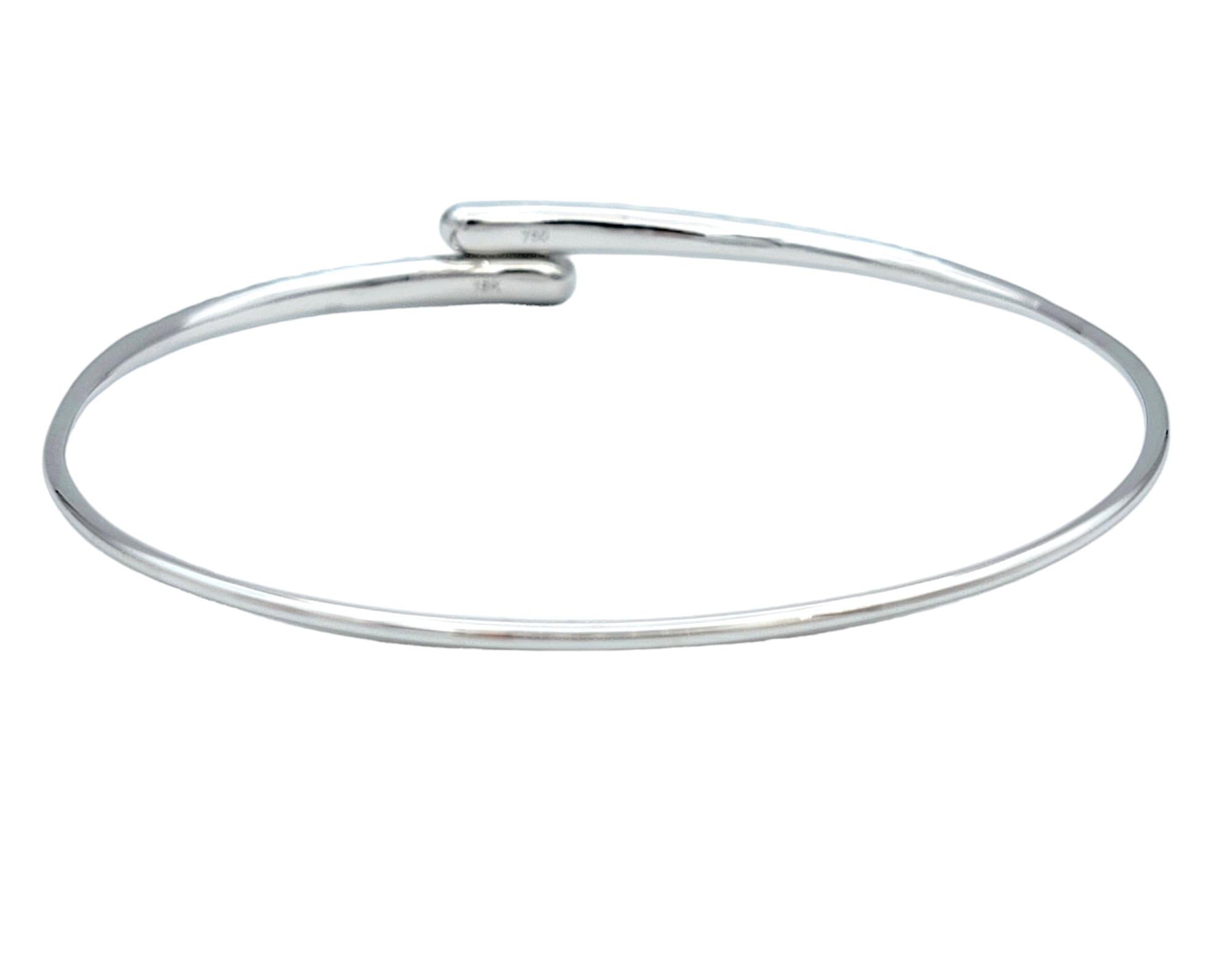 Bracelet manchette étroite en or blanc 18 carats avec pavé de diamants Bypass Bon état - En vente à Scottsdale, AZ