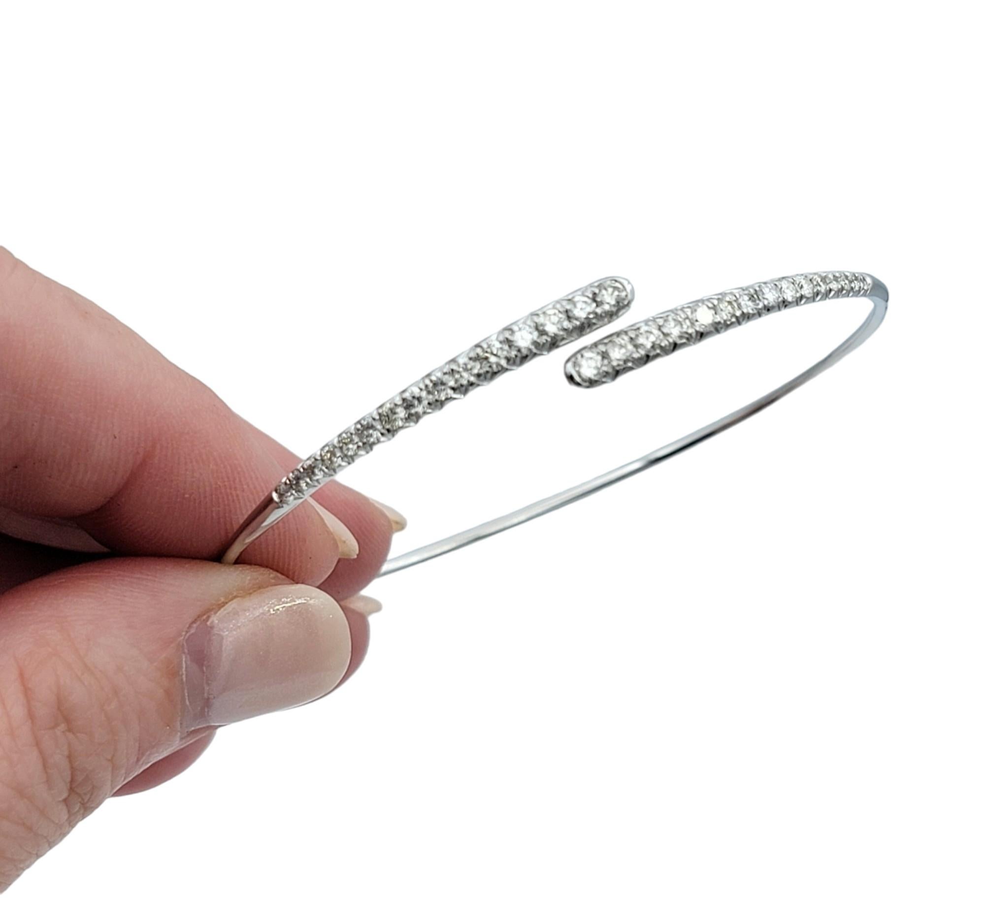Bracelet manchette étroite en or blanc 18 carats avec pavé de diamants Bypass Pour femmes en vente
