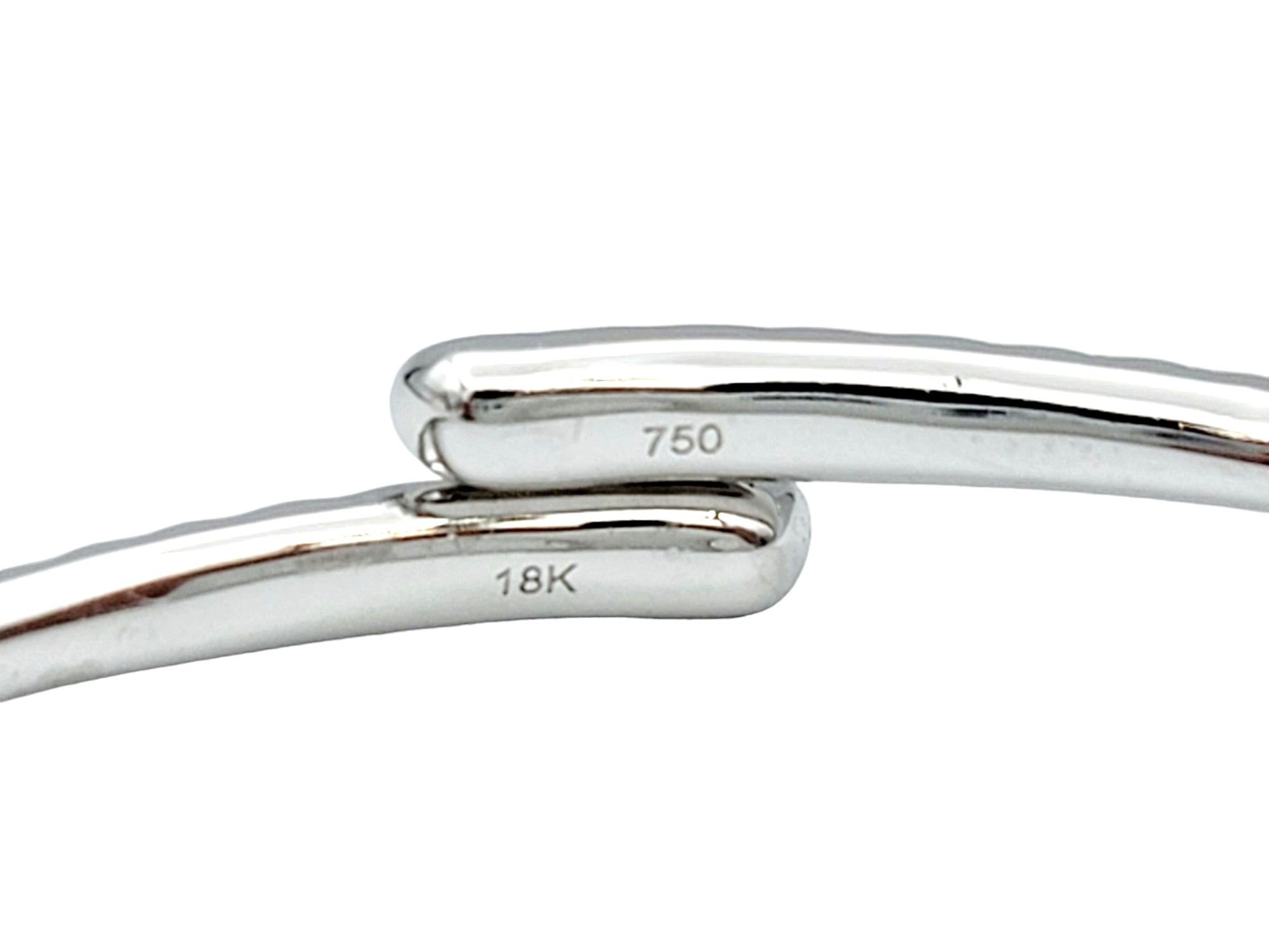 Bracelet manchette étroite en or blanc 18 carats avec pavé de diamants Bypass en vente 1