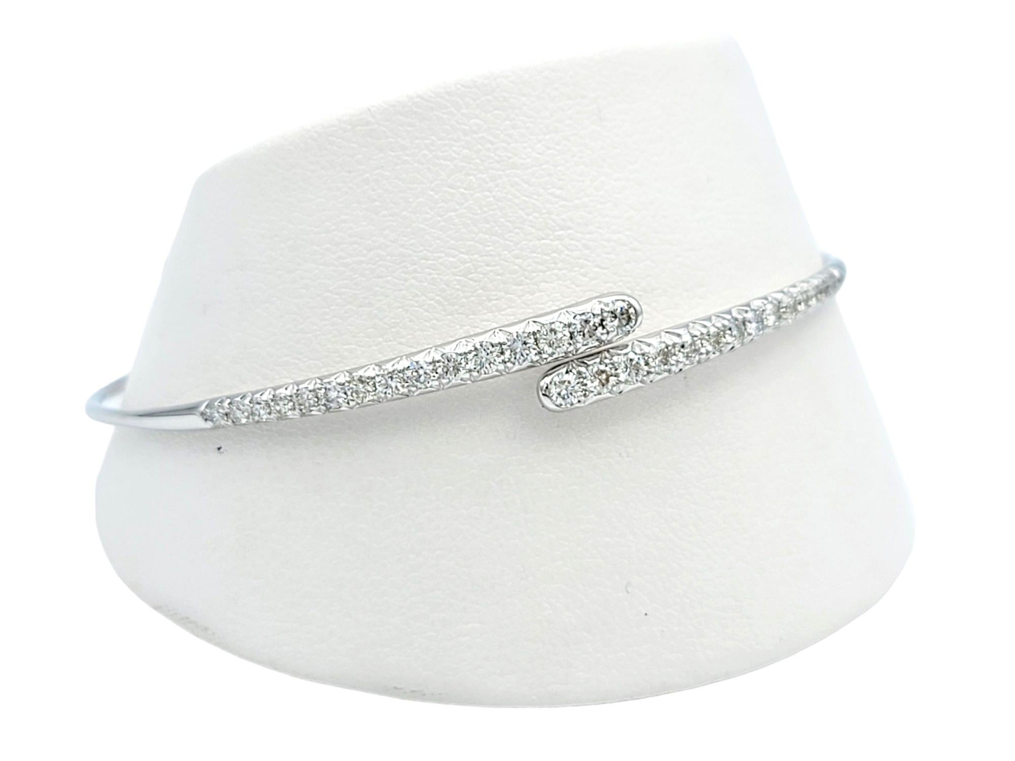 Bracelet manchette étroite en or blanc 18 carats avec pavé de diamants Bypass en vente 2