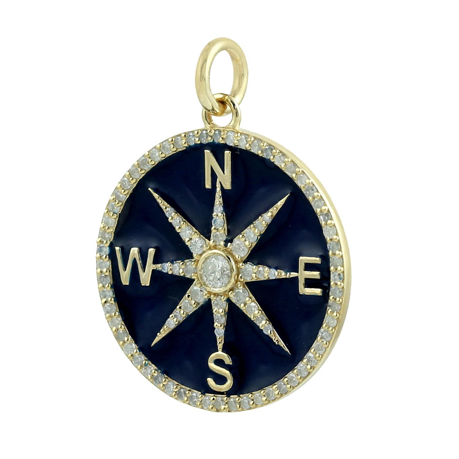 Taille mixte Pendentif en or jaune 14k avec diamant pavé en forme de cardinal Directional en vente
