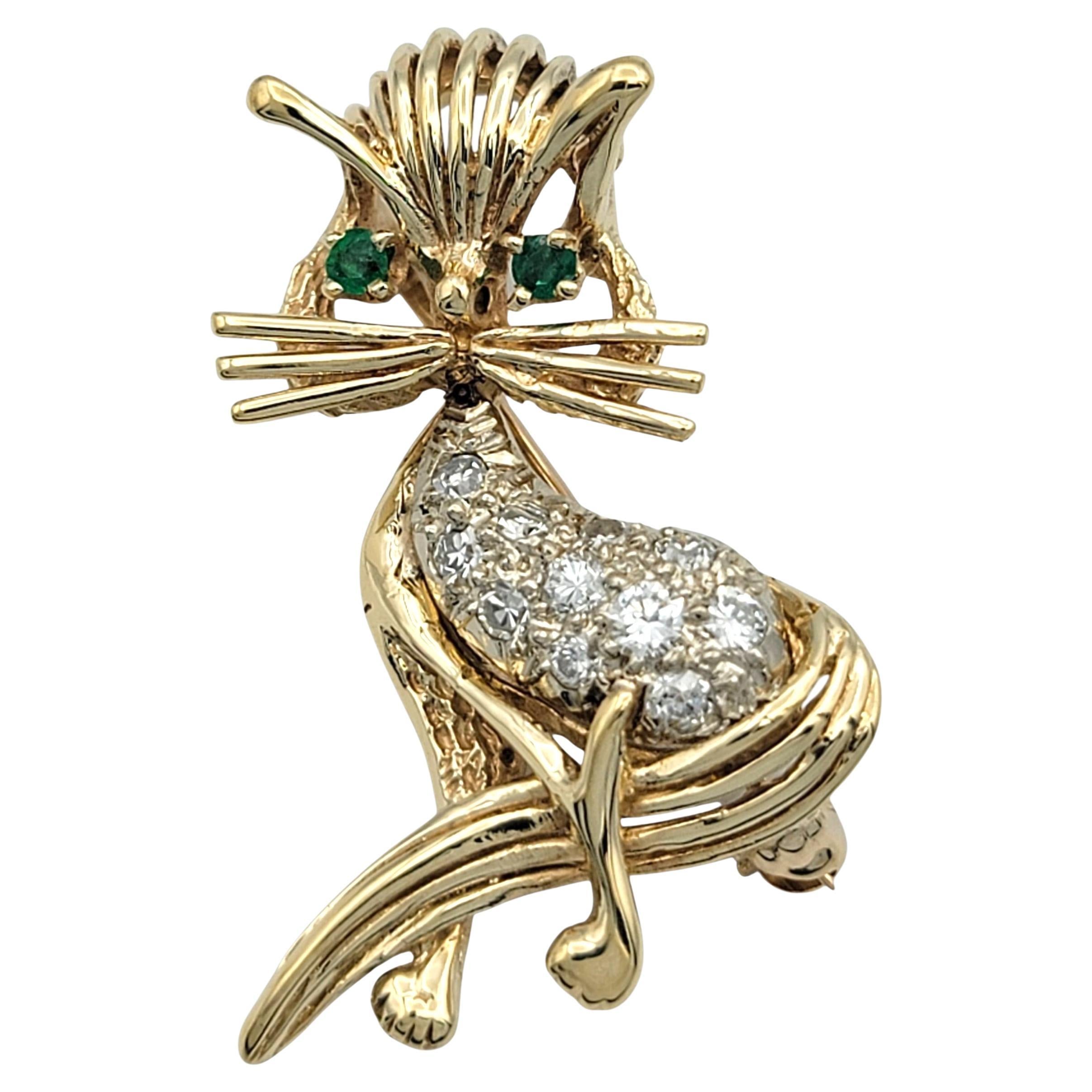 Broche chat en or jaune 14 carats pavé de diamants et yeux d'émeraudes