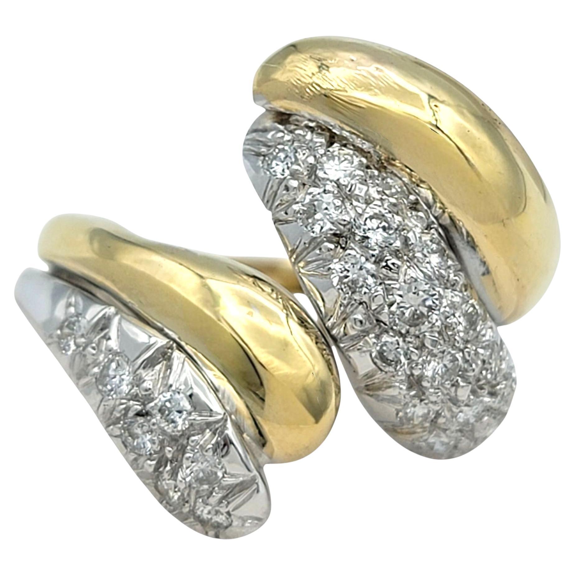 Este elegante anillo bicolor presenta un moderno diseño bypass que envuelve con gracia el dedo, mostrando una deslumbrante superficie de diamantes engastados en pavé. La reluciente parte superior de oro blanco resplandece con luz brillante, mientras