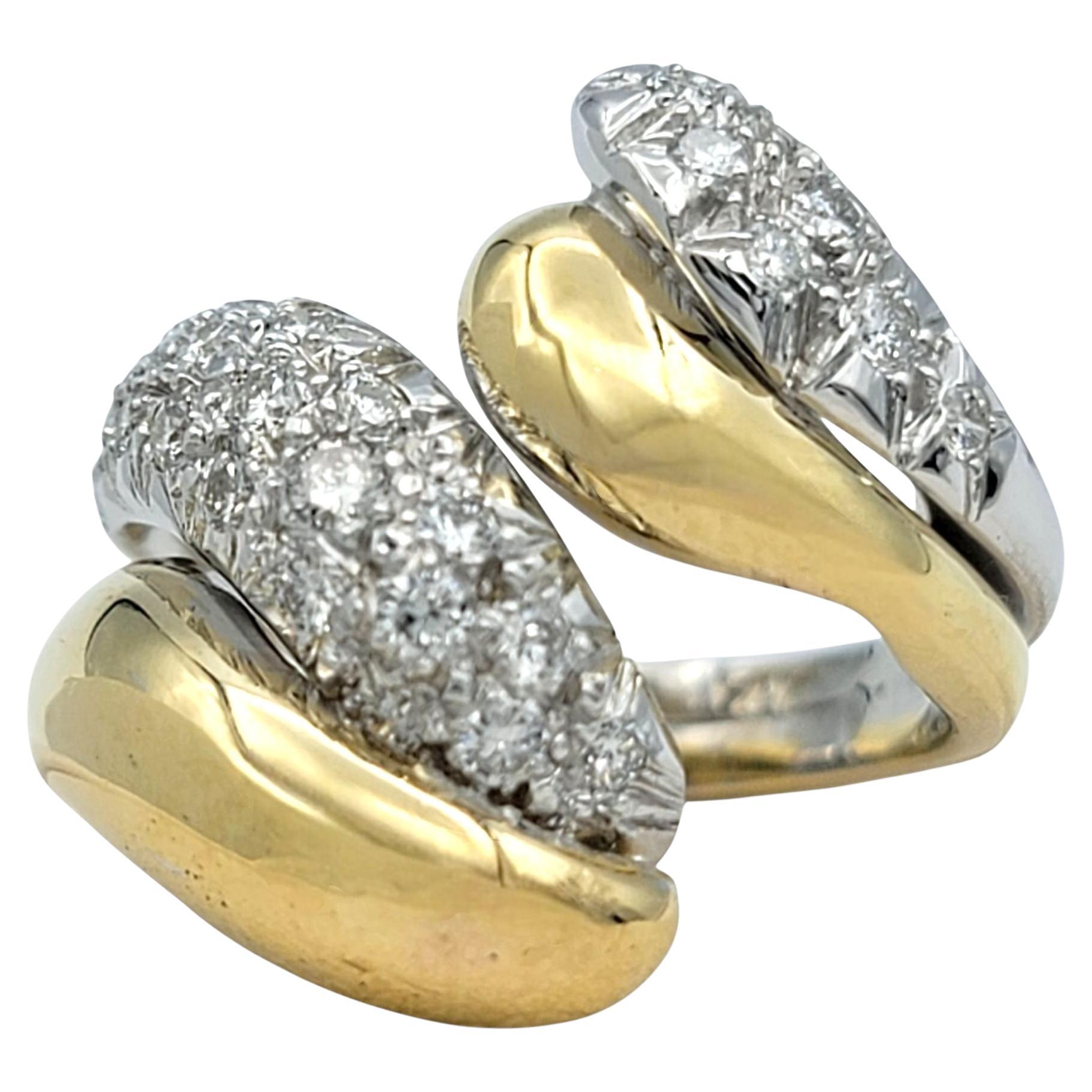 Anillo de cóctel estilo bypass con pavé de diamantes en oro de 14 quilates bicolor Contemporáneo en venta