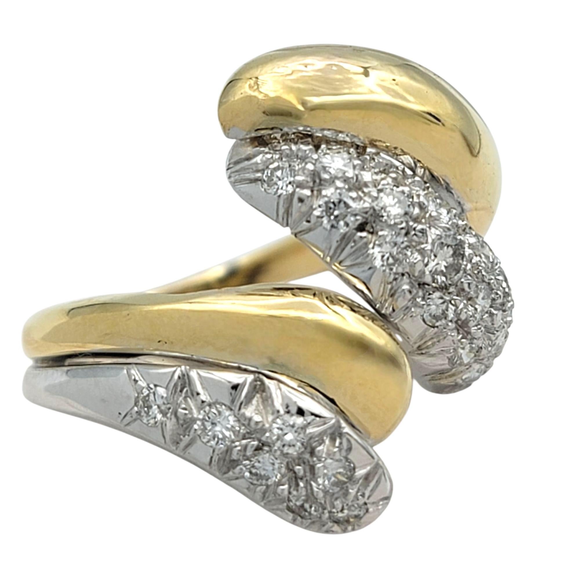 Anillo de cóctel estilo bypass con pavé de diamantes en oro de 14 quilates bicolor Corte redondo en venta